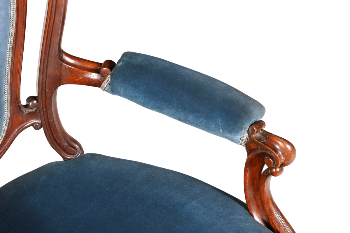 Hauptstadt Möblerei Louis Philippe Armlehnsessel mit blauem Samtbezug und geschwungenen Holzarmlehnen im Biedermeier-Stil
