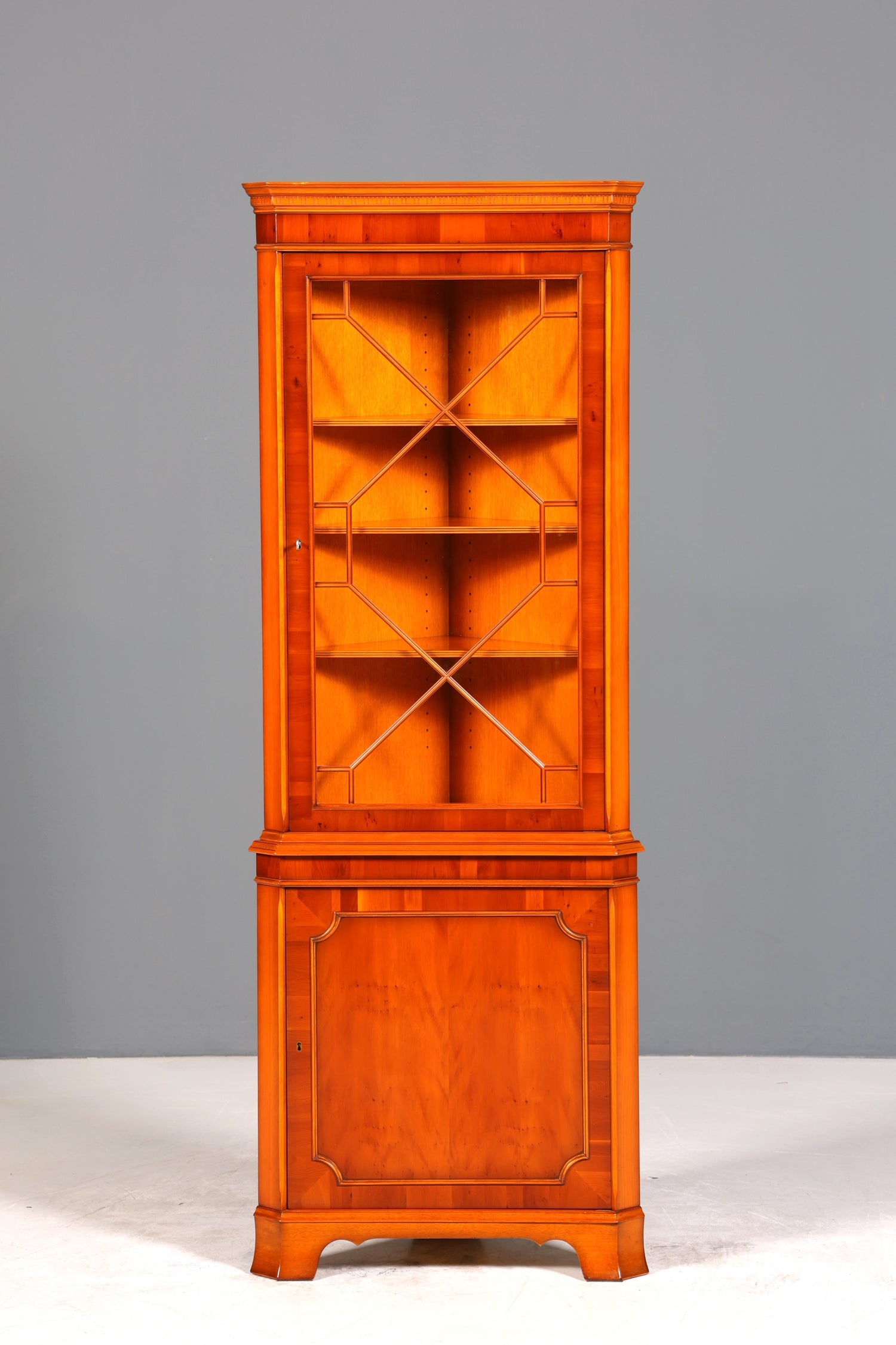 Stilvolle Original Heldense Eckvitrine Englische Vitrine Eibe Bücherschrank Antik Stil Glasvitrine Buffet