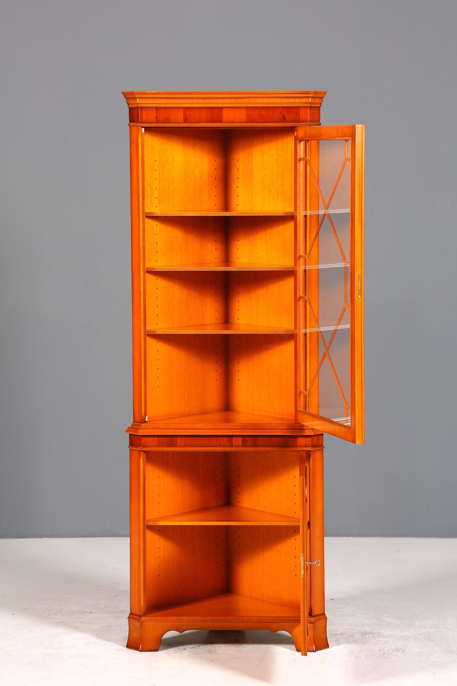 Stilvolle Original Heldense Eckvitrine Englische Vitrine Eibe Bücherschrank Antik Stil Glasvitrine Buffet