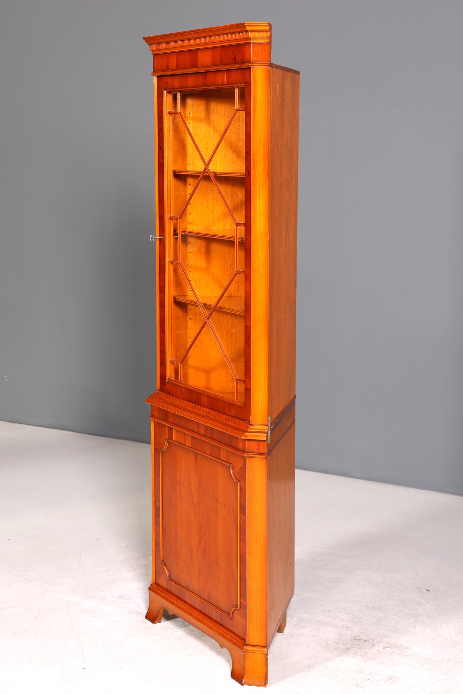 Stilvolle Original Heldense Eckvitrine Englische Vitrine Eibe Bücherschrank Antik Stil Glasvitrine Buffet