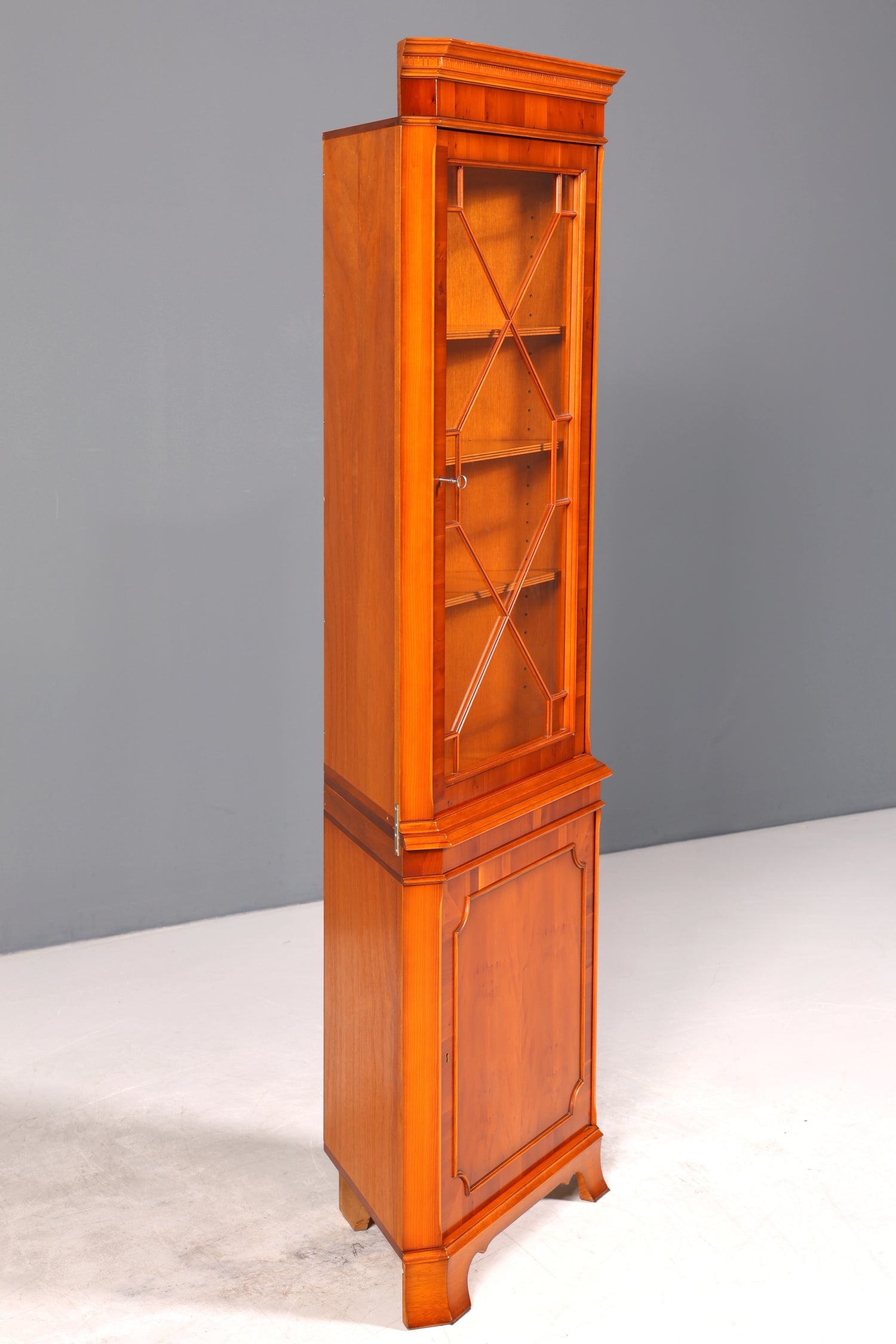 Stilvolle Original Heldense Eckvitrine Englische Vitrine Eibe Bücherschrank Antik Stil Glasvitrine Buffet