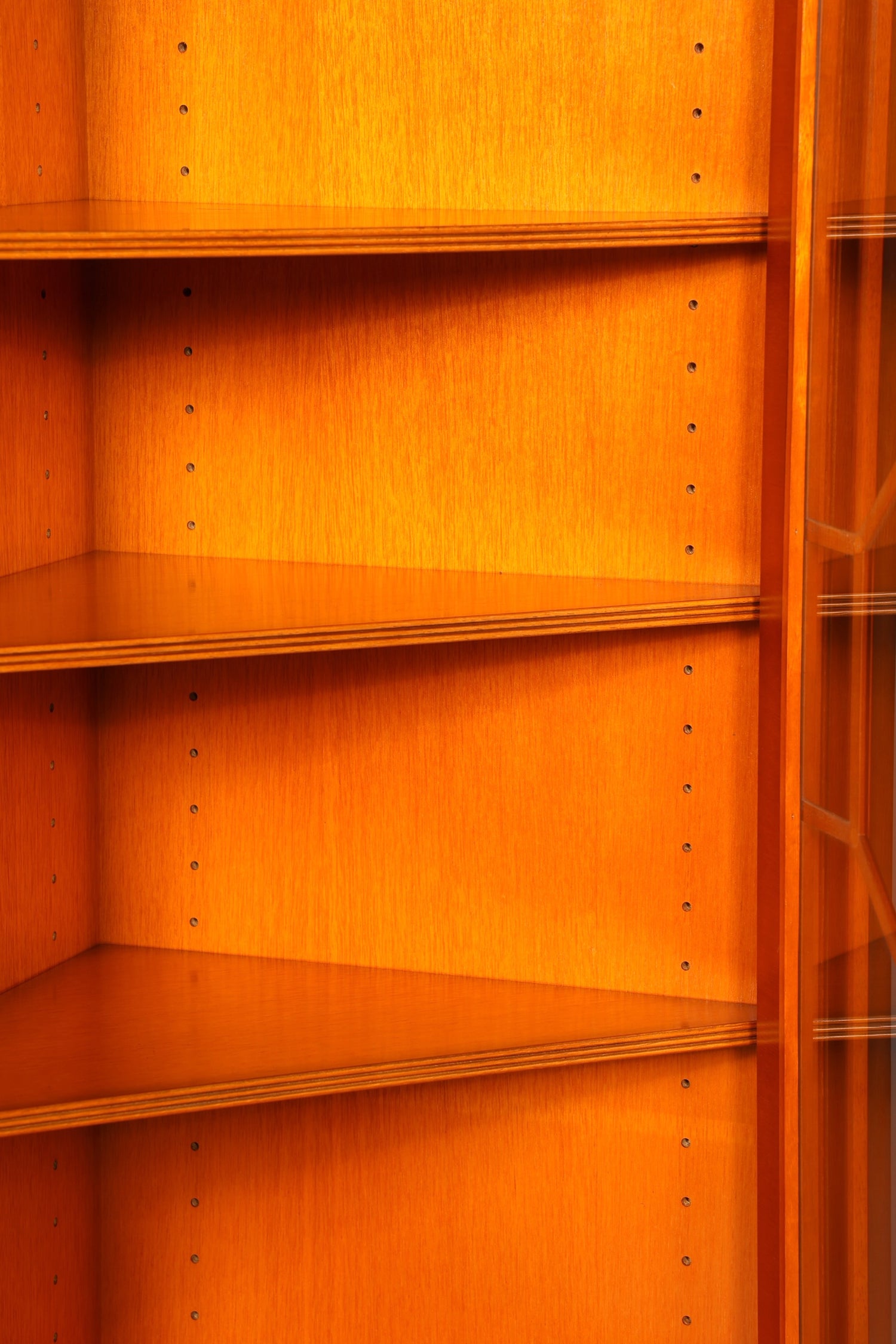 Stilvolle Original Heldense Eckvitrine Englische Vitrine Eibe Bücherschrank Antik Stil Glasvitrine Buffet