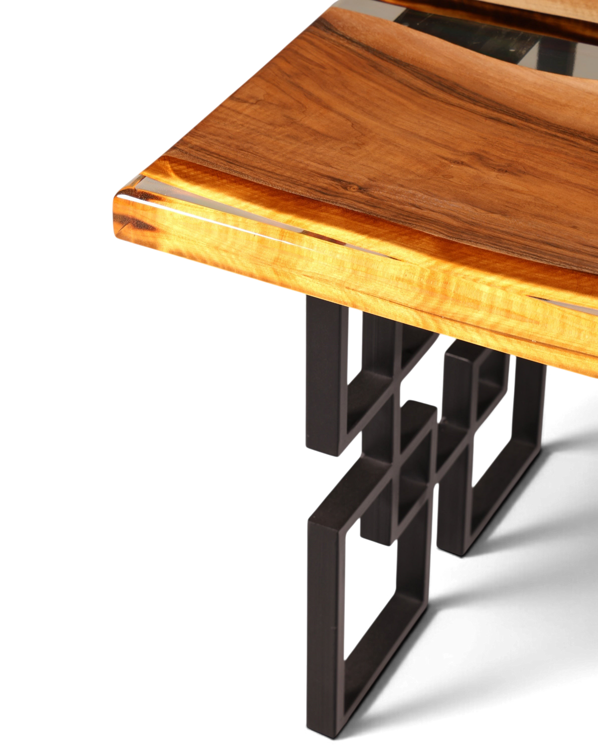 Hauptstadt Möblerei Nussbaum River Table mit klarem Epoxidharz und modernem schwarzem Metallgestell