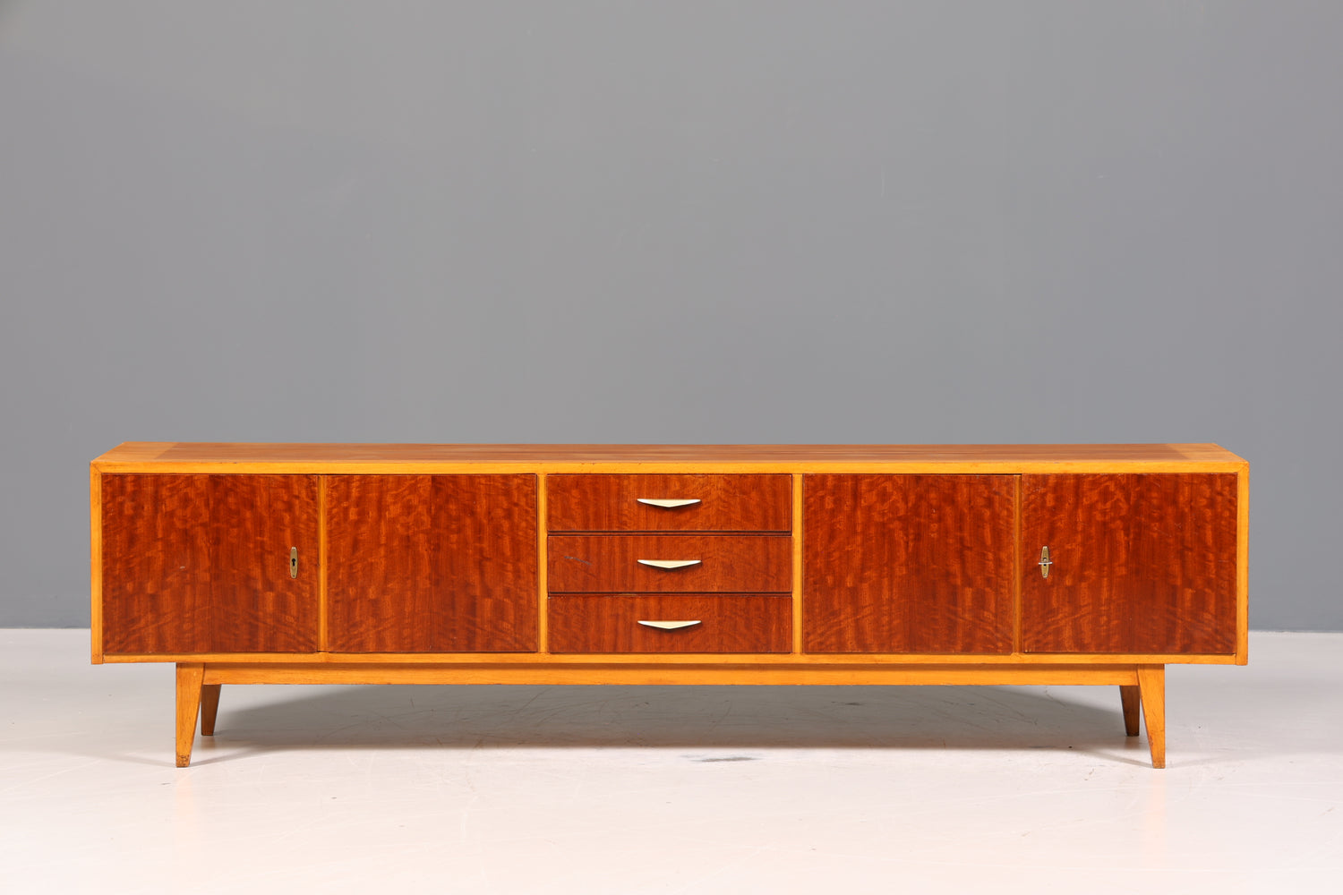 Schlichtes Mid Century Sideboard Vintage TV Kommode 60s Schrank Longboard Retro Lowboard