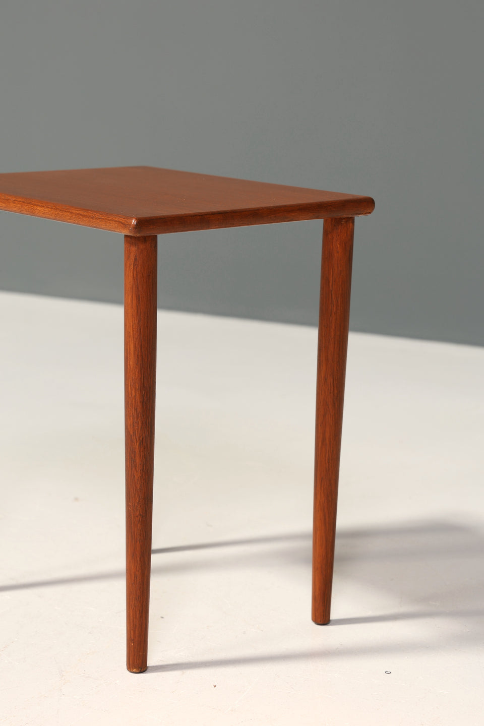 Schlichter Mid Century Teak Holz Beistelltisch "Made in Denmark" Tisch Ablagetisch