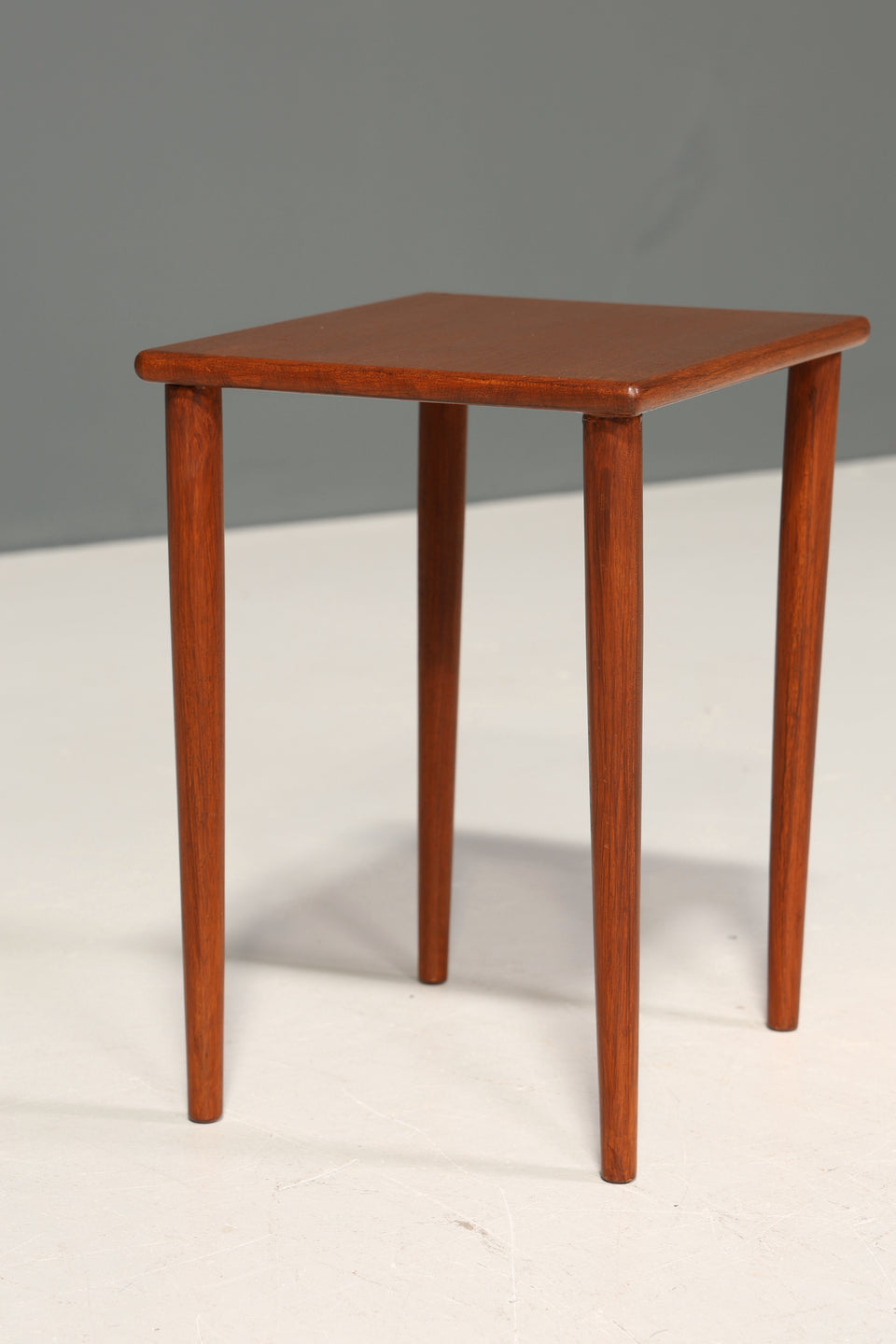 Schlichter Mid Century Teak Holz Beistelltisch "Made in Denmark" Tisch Ablagetisch