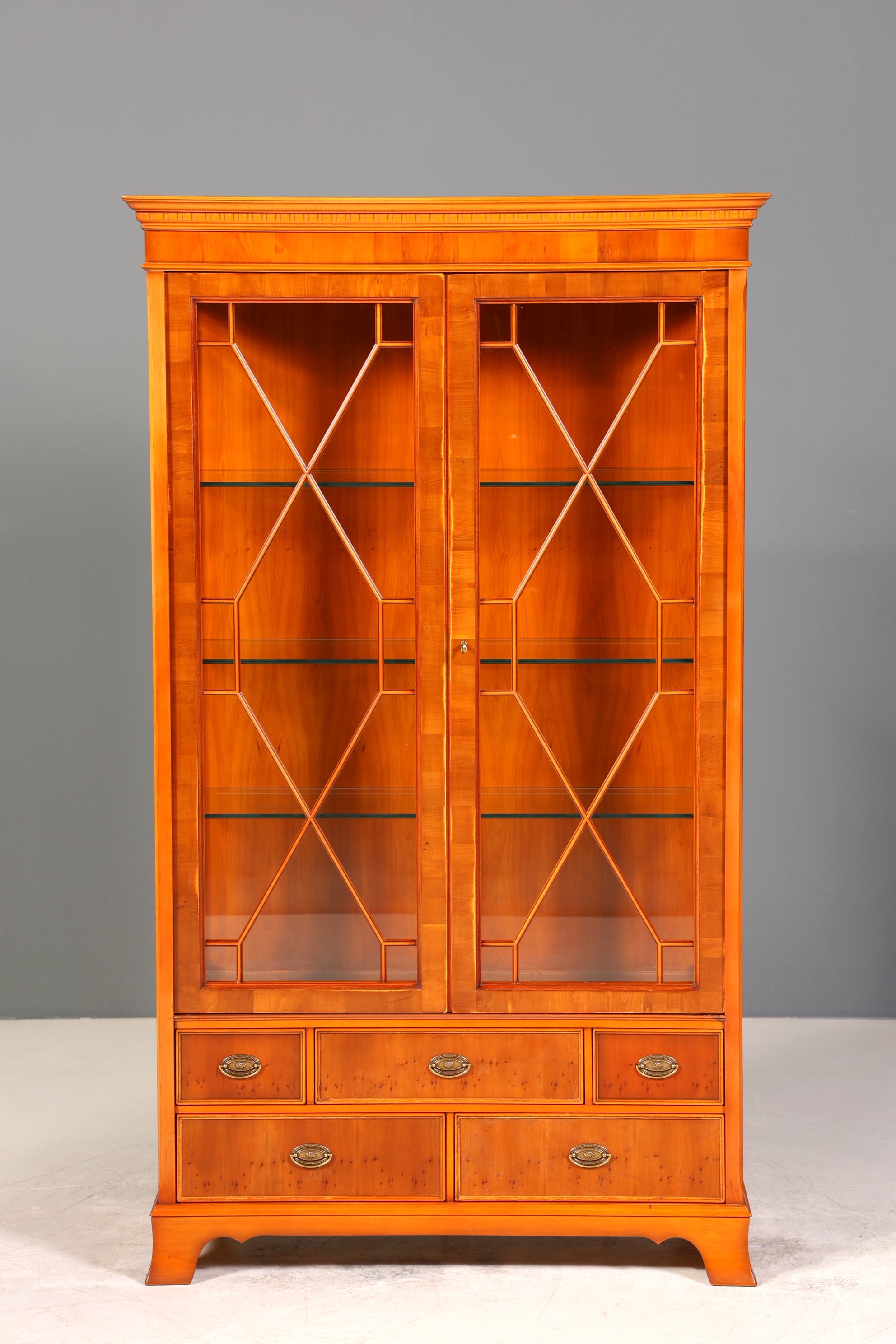 Wunderschöne Original Heldense Vitrine Englische Eibe Bücherschrank Antik Stil Glasvitrine