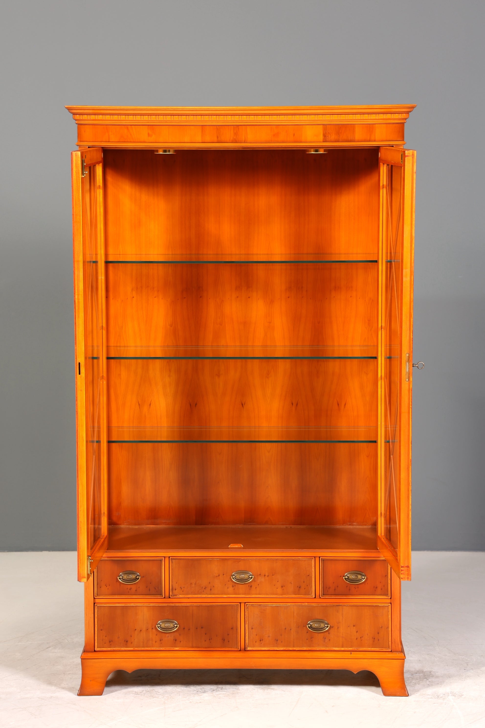 Wunderschöne Original Heldense Vitrine Englische Eibe Bücherschrank Antik Stil Glasvitrine