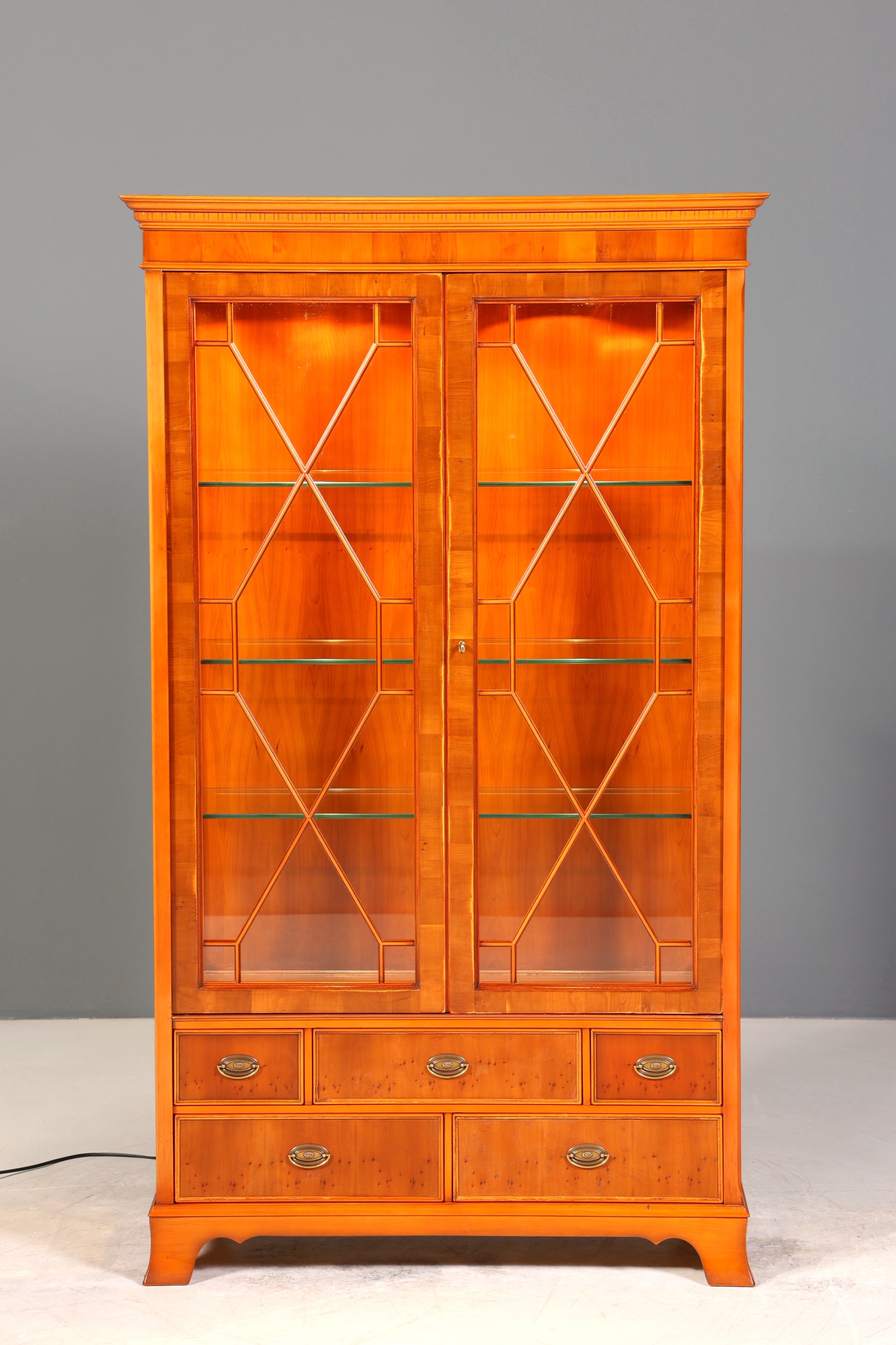 Wunderschöne Original Heldense Vitrine Englische Eibe Bücherschrank Antik Stil Glasvitrine
