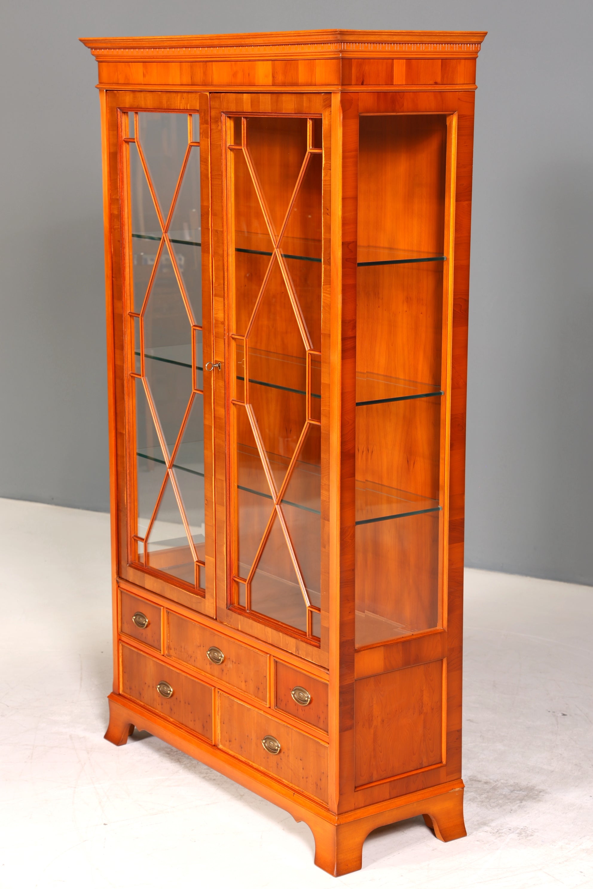Wunderschöne Original Heldense Vitrine Englische Eibe Bücherschrank Antik Stil Glasvitrine