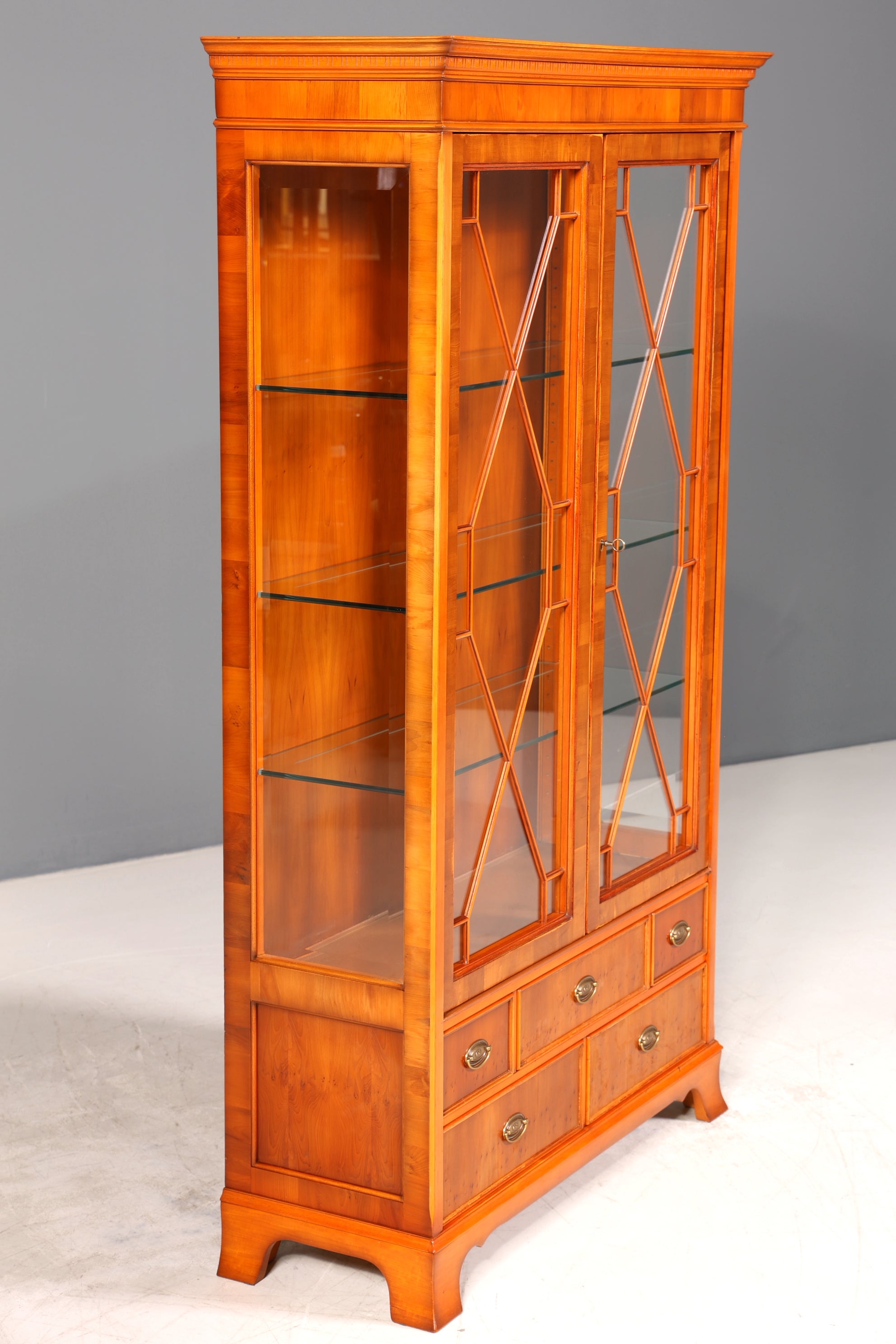 Wunderschöne Original Heldense Vitrine Englische Eibe Bücherschrank Antik Stil Glasvitrine