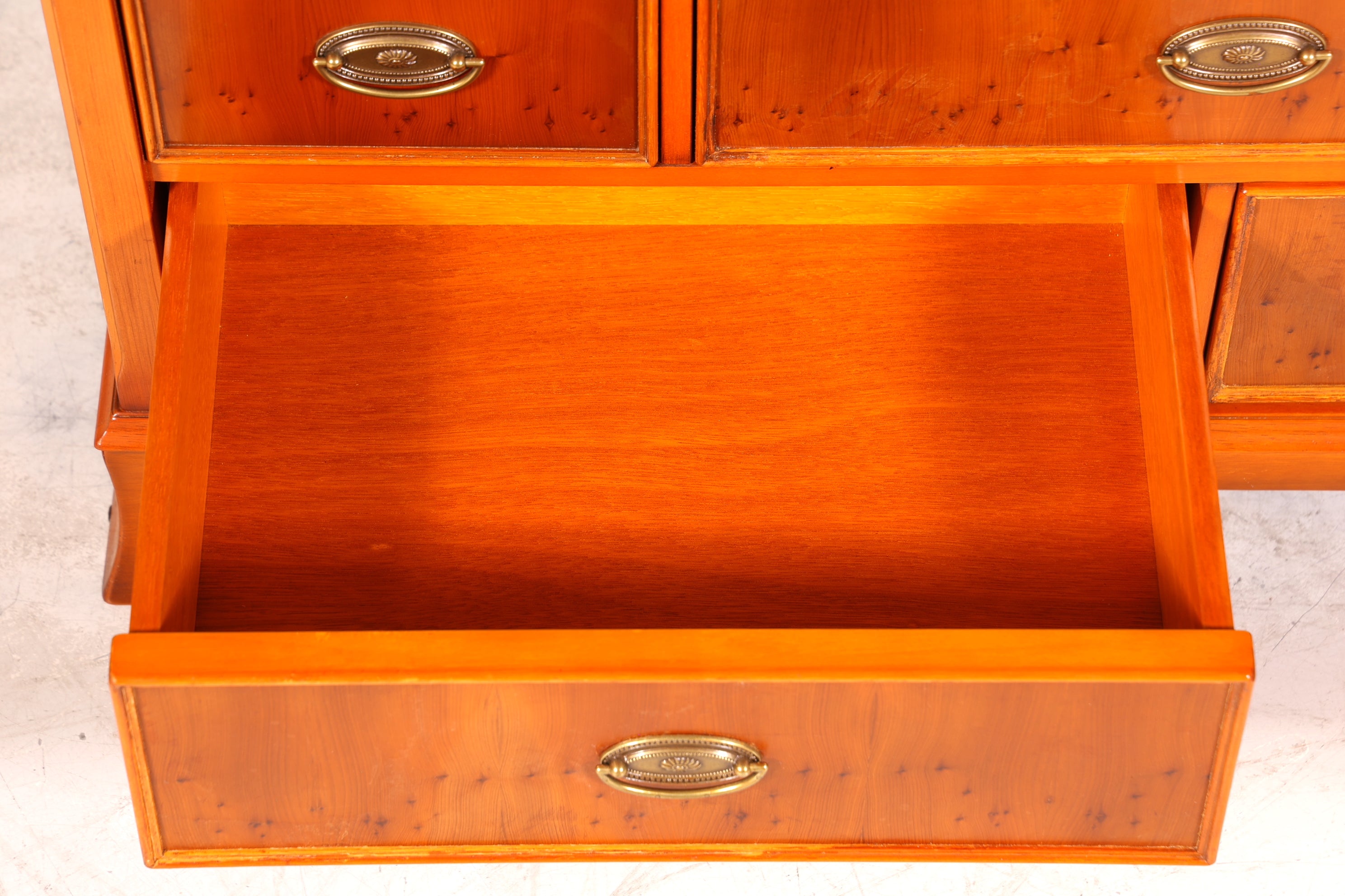 Wunderschöne Original Heldense Vitrine Englische Eibe Bücherschrank Antik Stil Glasvitrine