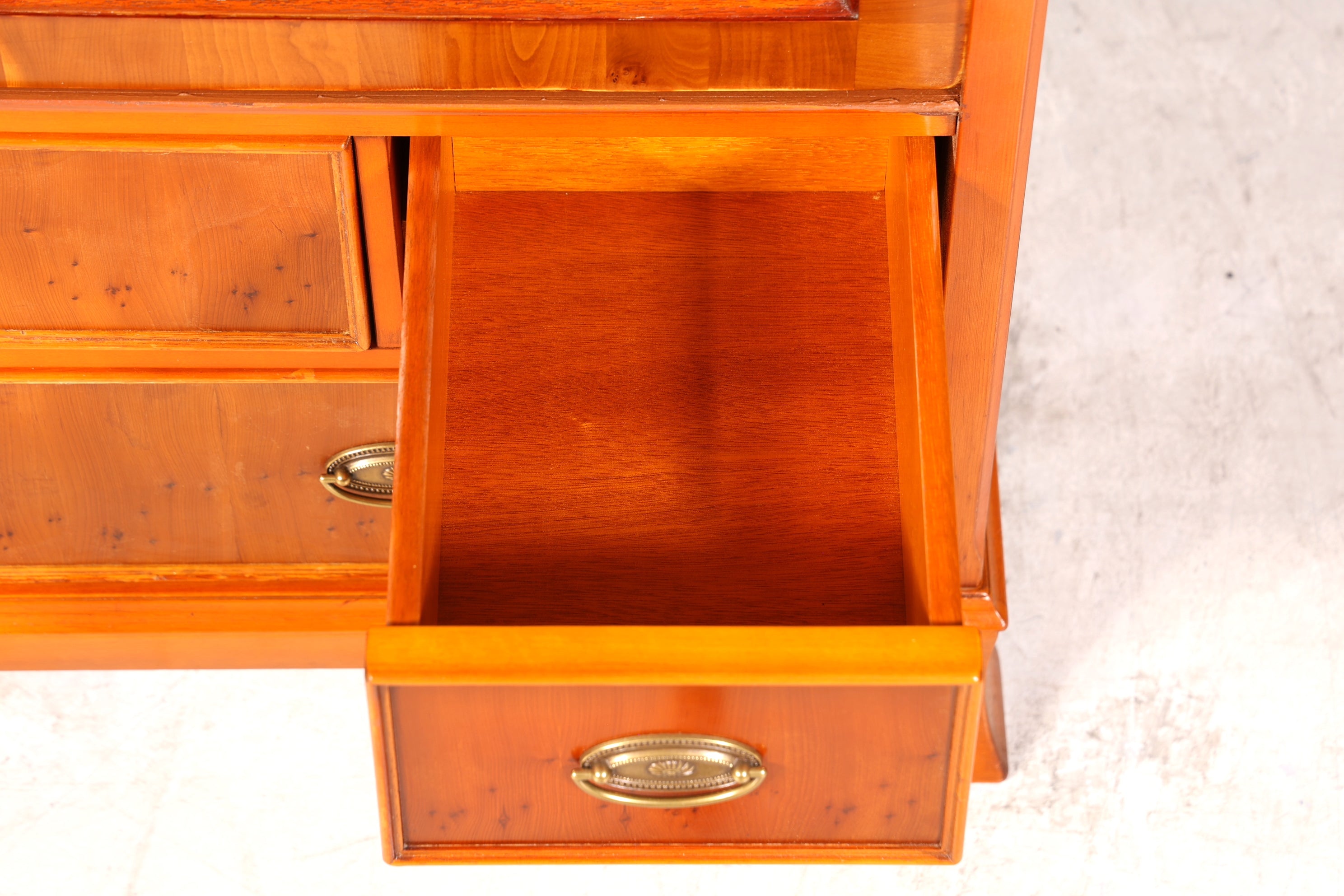 Wunderschöne Original Heldense Vitrine Englische Eibe Bücherschrank Antik Stil Glasvitrine