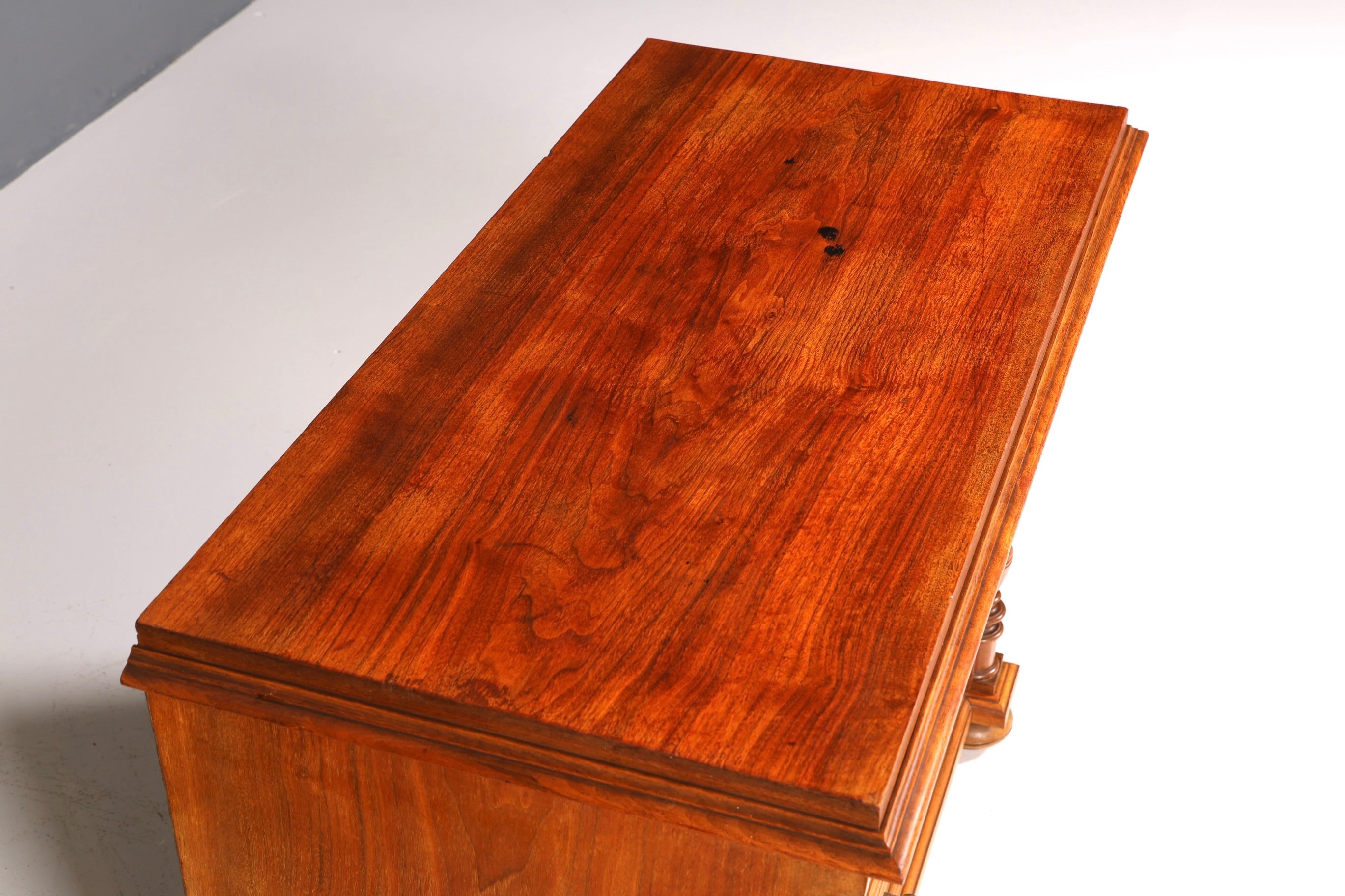 Stilvolles Gründerzeit Kommode Louis Philippe Schubladenkommode Nussbaum Sideboard um 1880