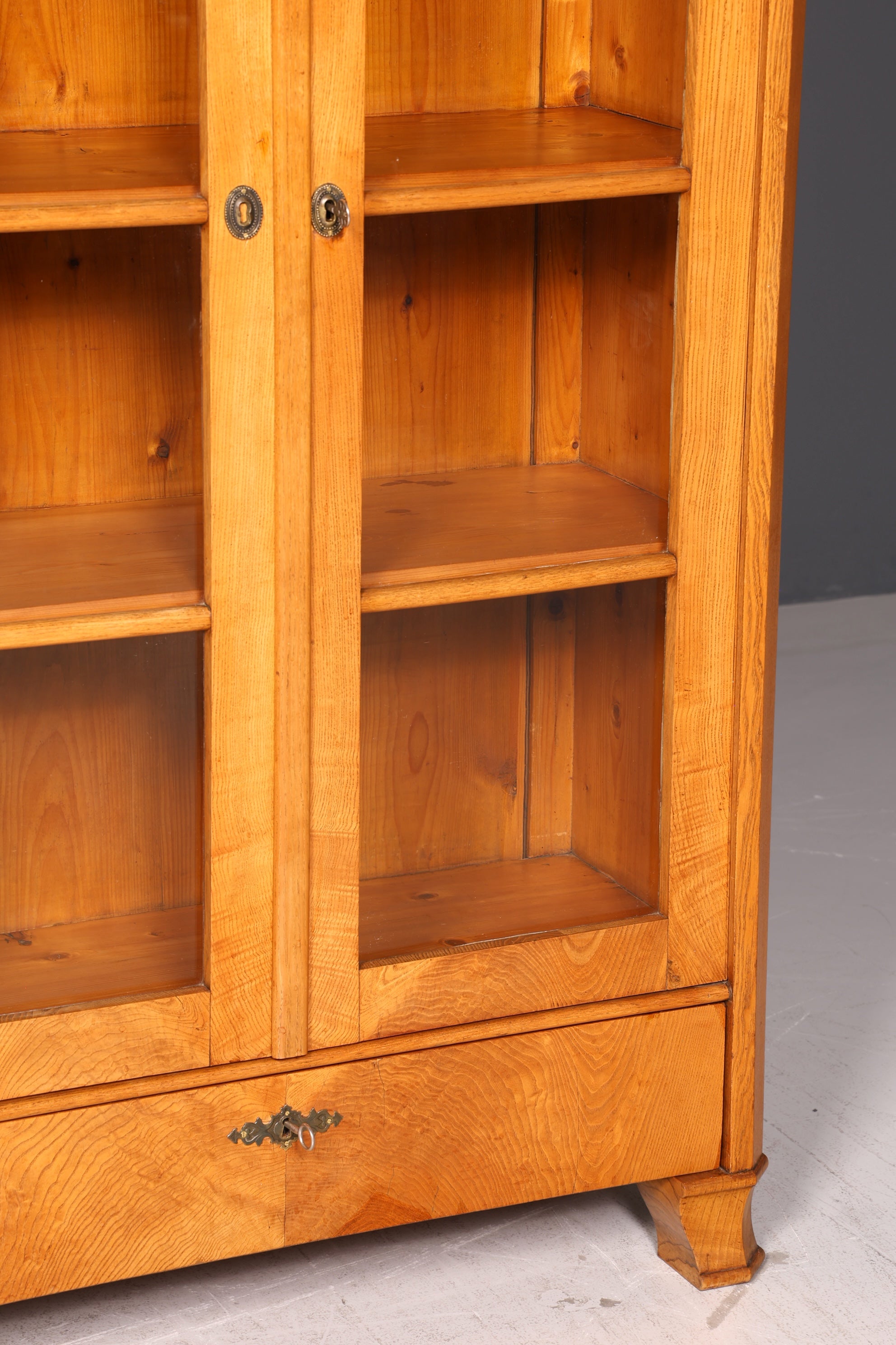 Wunderschöne Antik Vitrine Eiche Geschirrschrank Biedermeier Weichholz Glasvitrine Bücherregal Landhaus Regal