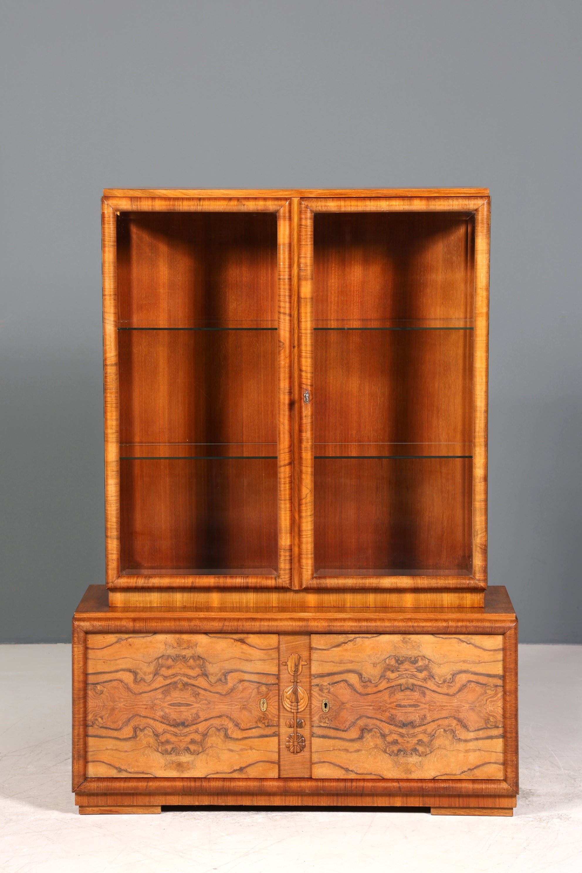 Wunderschöne Art Deco Vitrine Nussbaum Vitrine massiv Holz Antik Schrank
