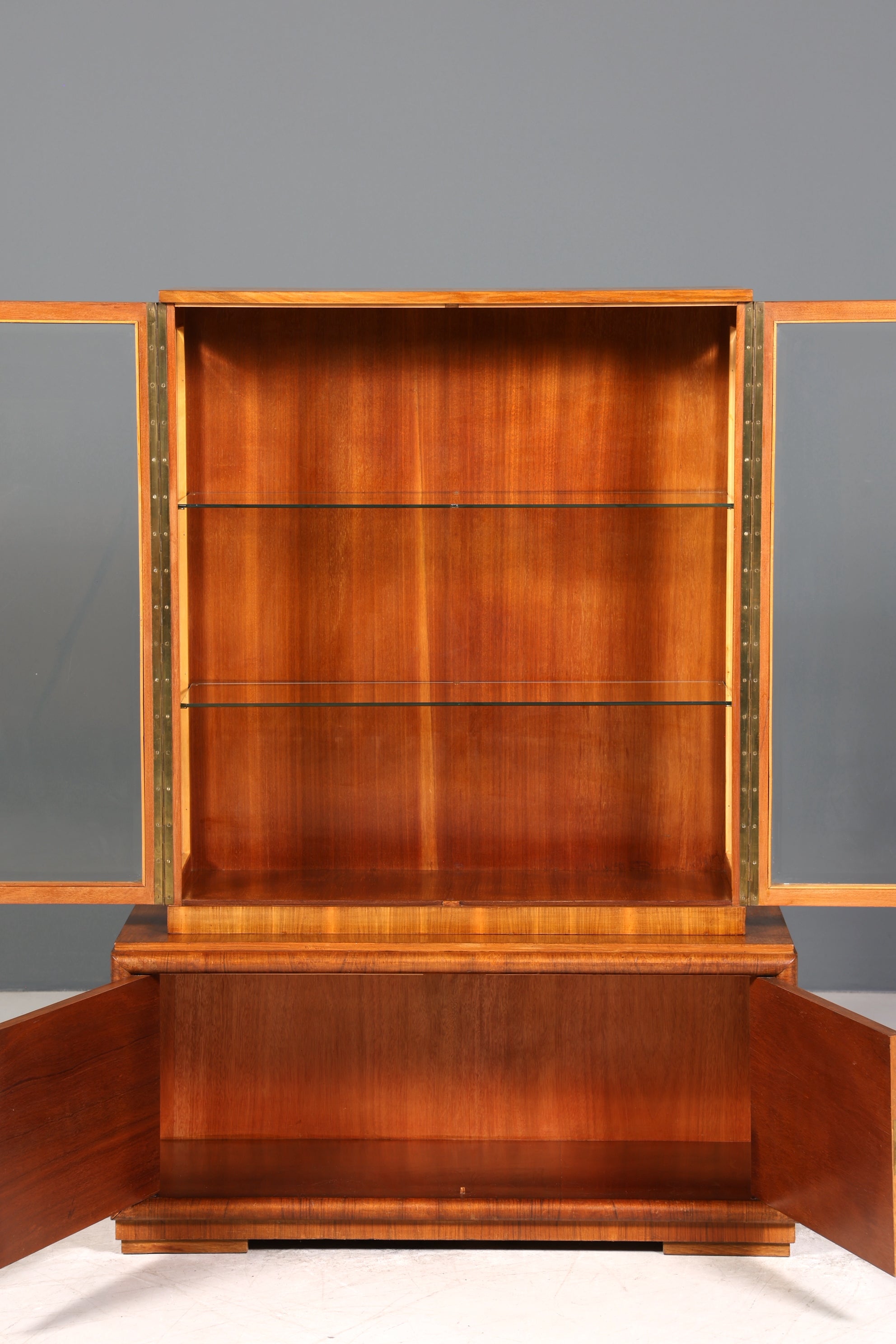 Wunderschöne Art Deco Vitrine Nussbaum Vitrine massiv Holz Antik Schrank