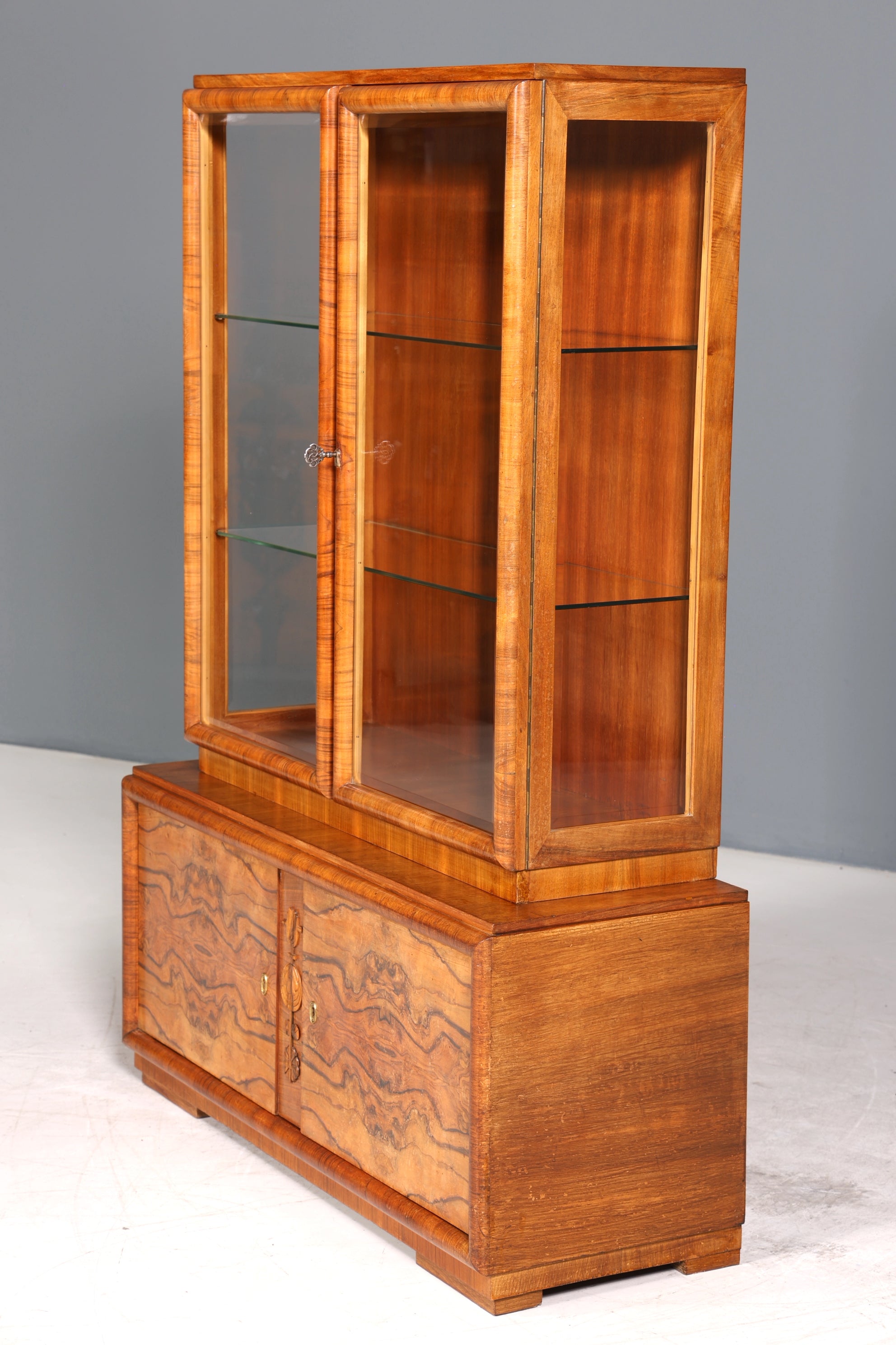 Wunderschöne Art Deco Vitrine Nussbaum Vitrine massiv Holz Antik Schrank