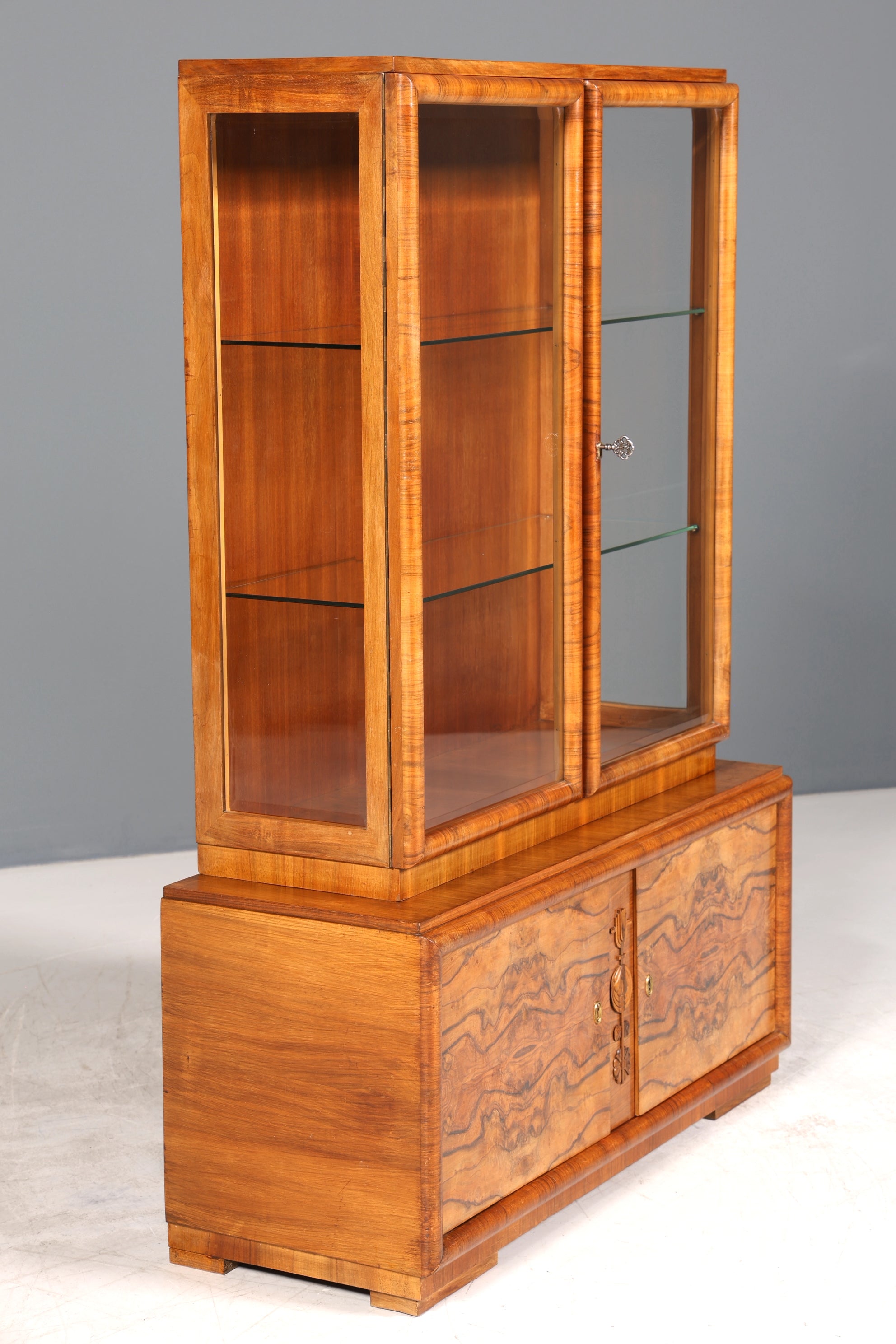 Wunderschöne Art Deco Vitrine Nussbaum Vitrine massiv Holz Antik Schrank