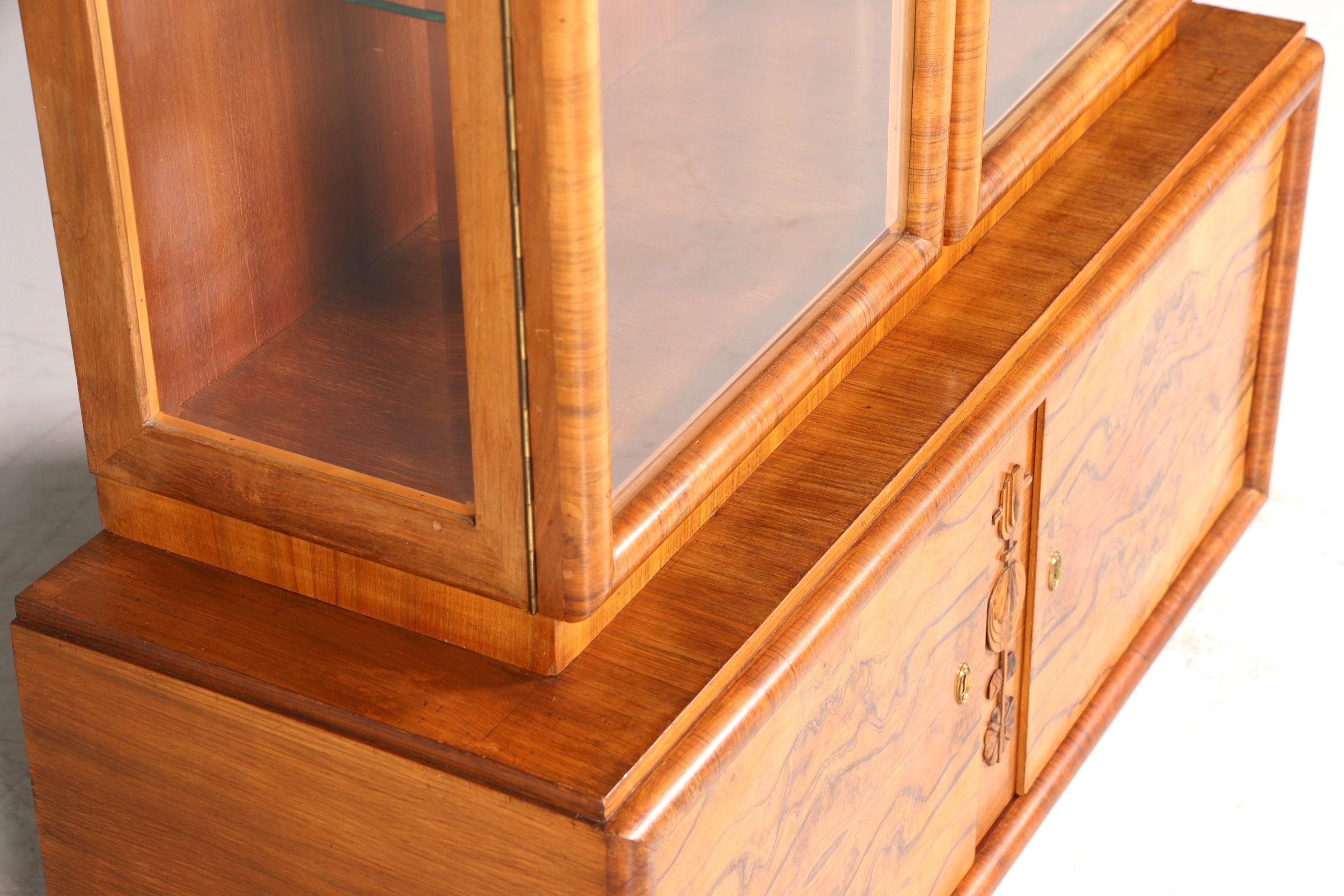 Wunderschöne Art Deco Vitrine Nussbaum Vitrine massiv Holz Antik Schrank
