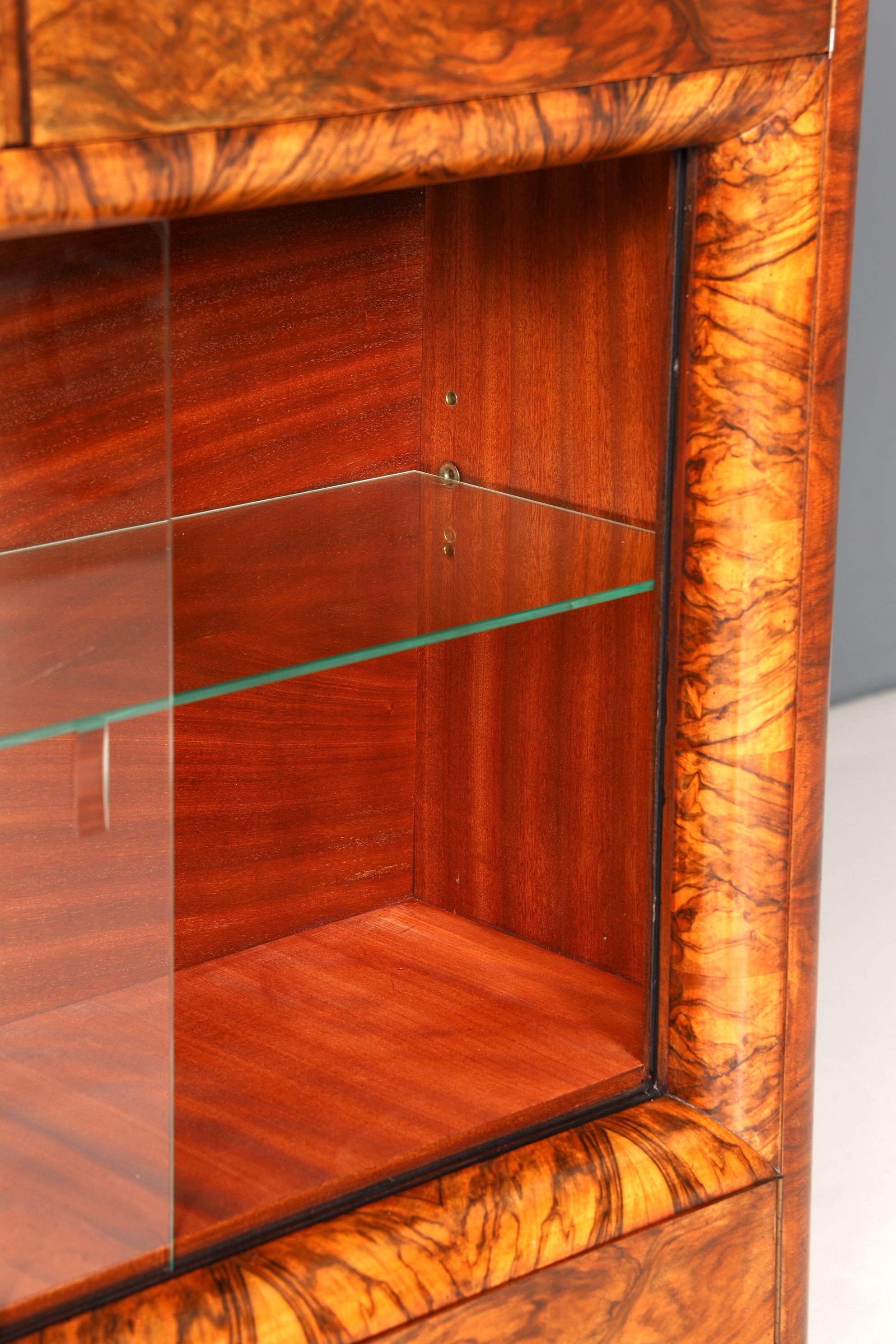 Sehr seltene Original Art Deco Vitrine Nussbaum Vitrine massiv Holz Antik Schrank