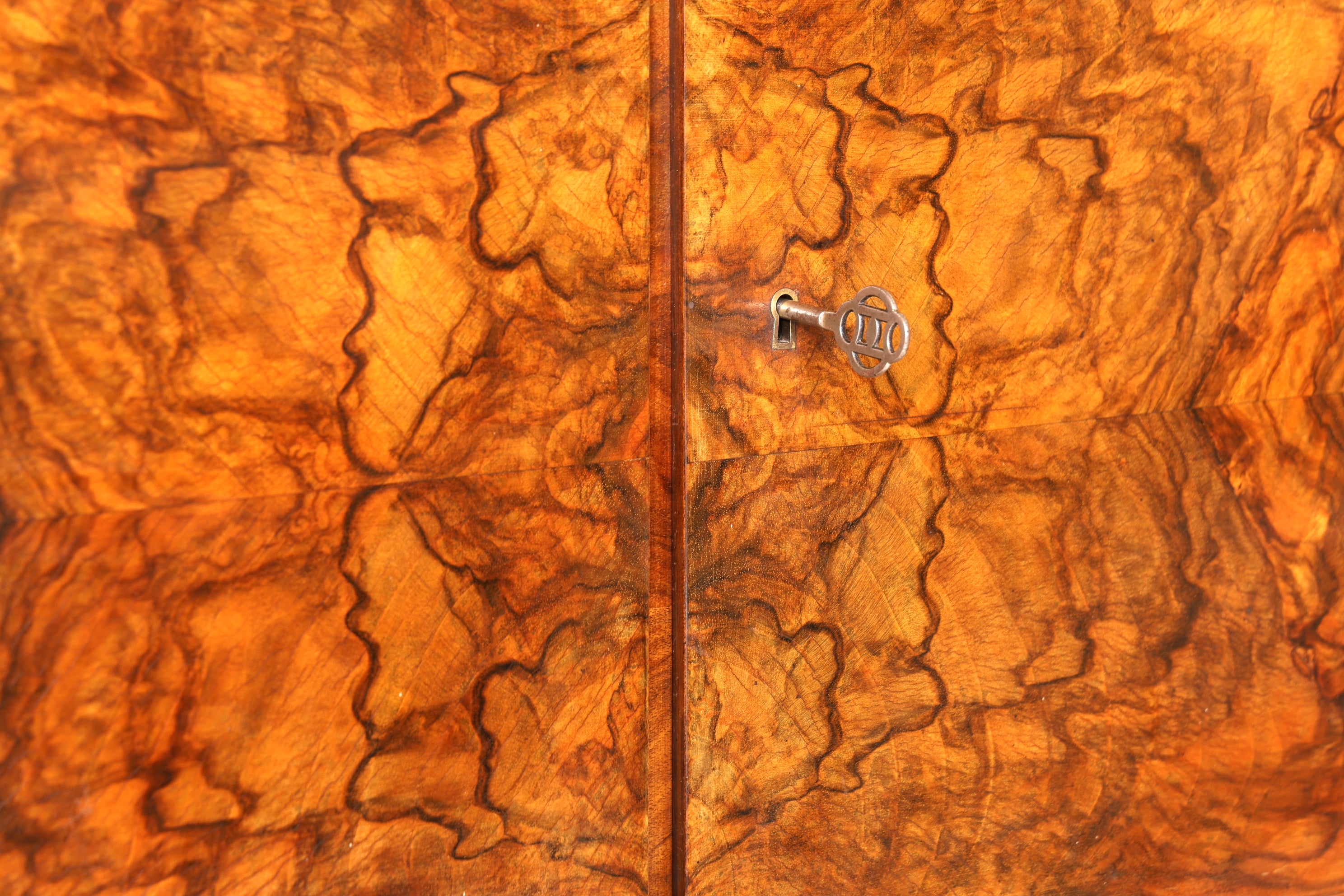 Sehr seltene Original Art Deco Vitrine Nussbaum Vitrine massiv Holz Antik Schrank