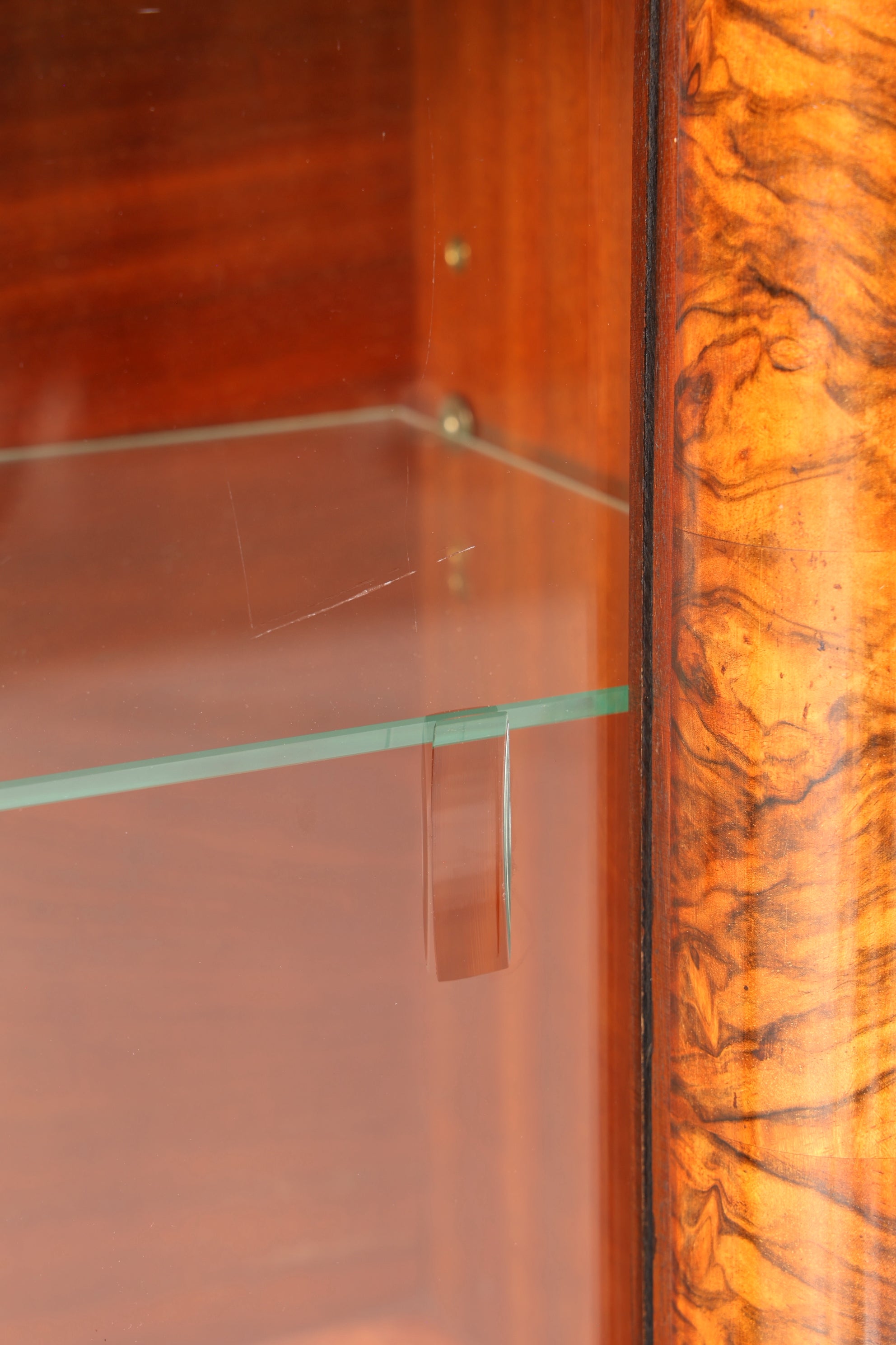 Sehr seltene Original Art Deco Vitrine Nussbaum Vitrine massiv Holz Antik Schrank
