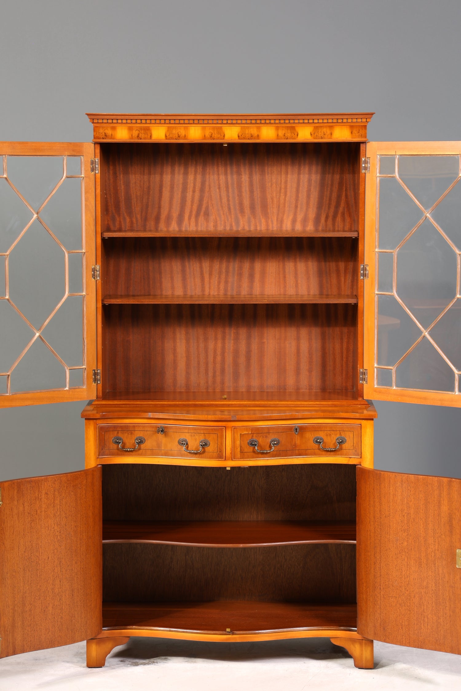 Wunderschöne Englische Vitrine Bücherschrank Buffet Antik Stil Englisch Eibe Glasvitrine Bibliothek