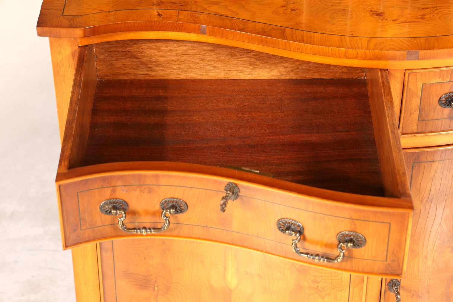 Wunderschöne Englische Vitrine Bücherschrank Buffet Antik Stil Englisch Eibe Glasvitrine Bibliothek