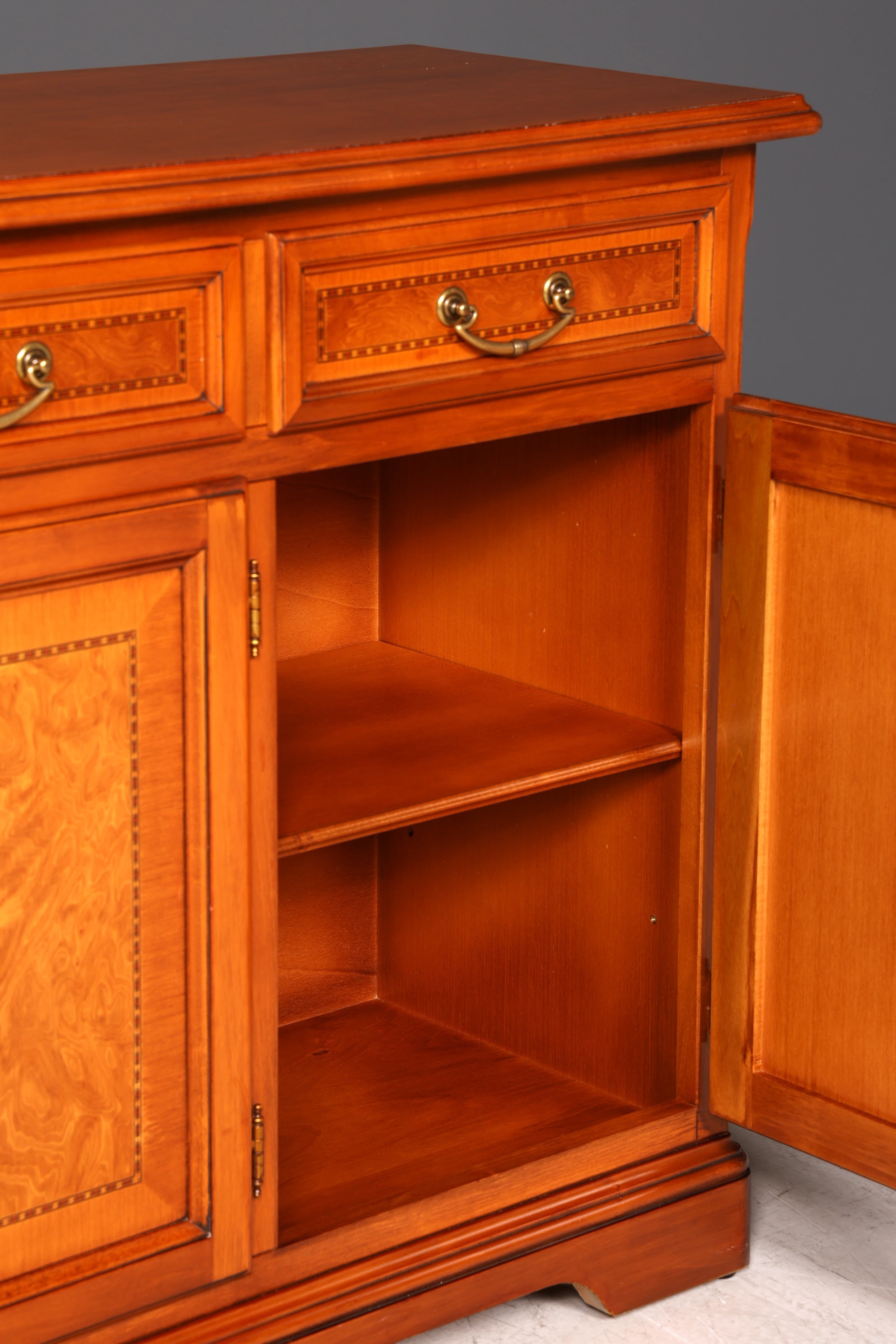 G441 Finish Wunderschönes Englisches Sideboard Eibe Schrank Antik Stil Buffetschrank Kommode (Kopie)