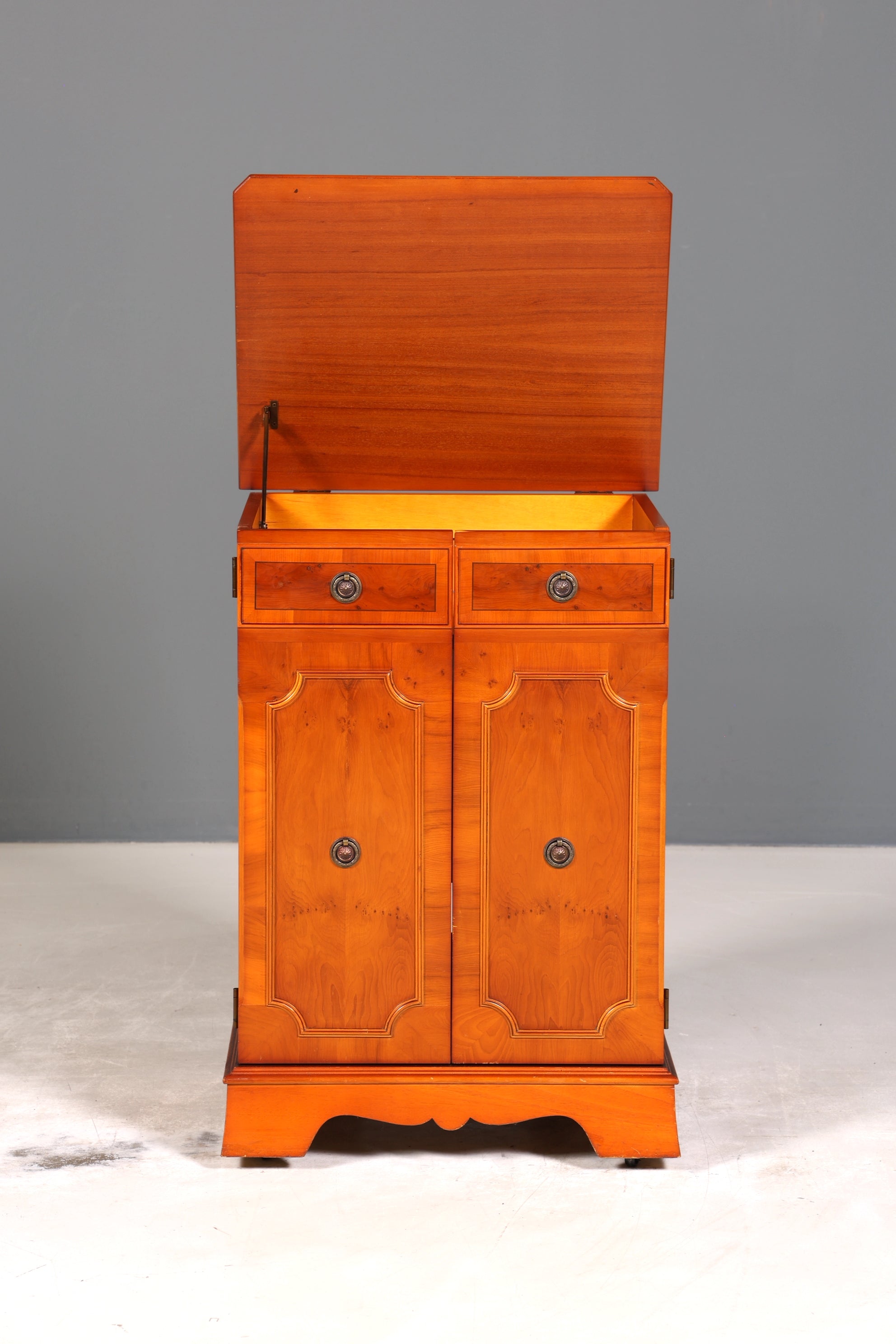 Traumhafter Englischer Schrank echt Holz Hifi Kommode Antik Stil Schallplatten Schrank 60s