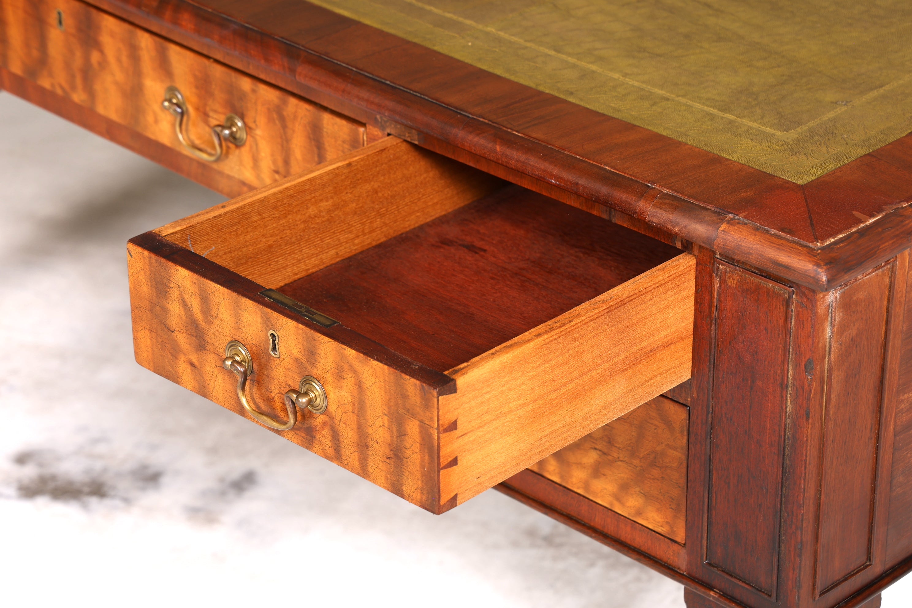 Wunderschöner Englischer XXL Schreibtisch Englisch Partner Desk Leder Auflage Antik Stil Bürotisch Office Desk