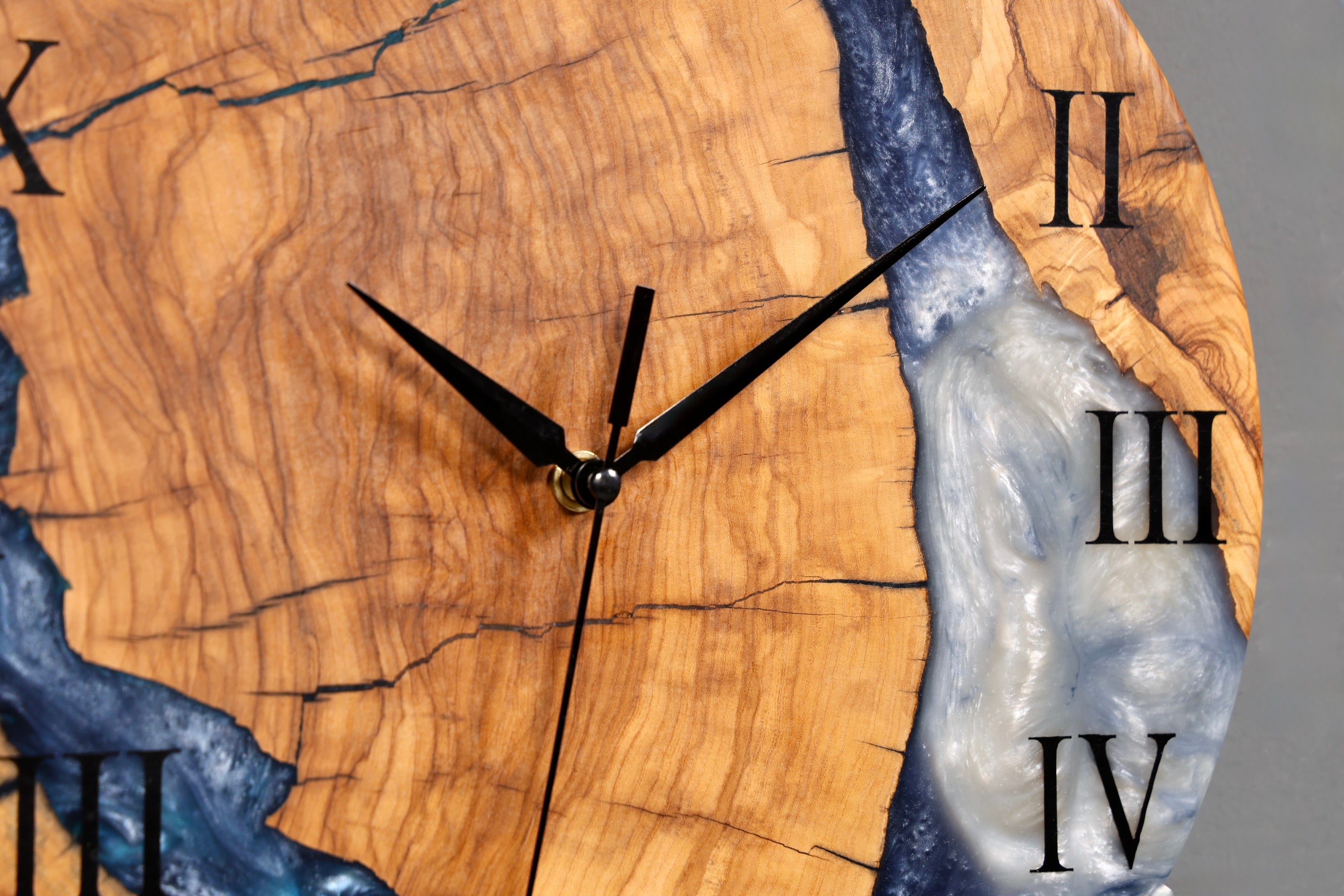 Exklusive Handgefertigte Epoxidharz Wanduhr Olivenbaum Uhr Epoxy Analog Uhr