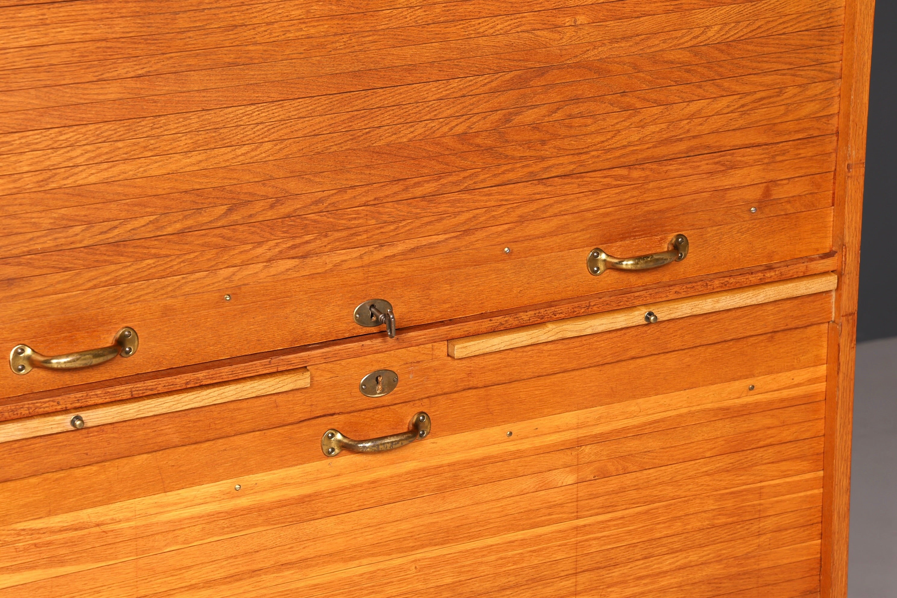 Schlichter Mid Century Rollladenschrank Bauhaus Apothekerschrank Art Deco Büro Aktenschrank
