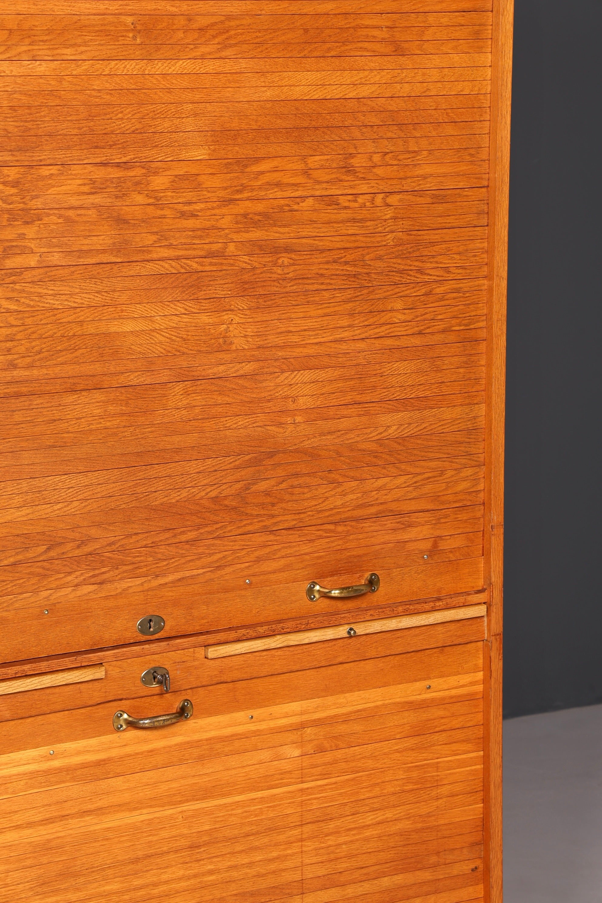 Schlichter Mid Century Rollladenschrank Bauhaus Apothekerschrank Art Deco Büro Aktenschrank