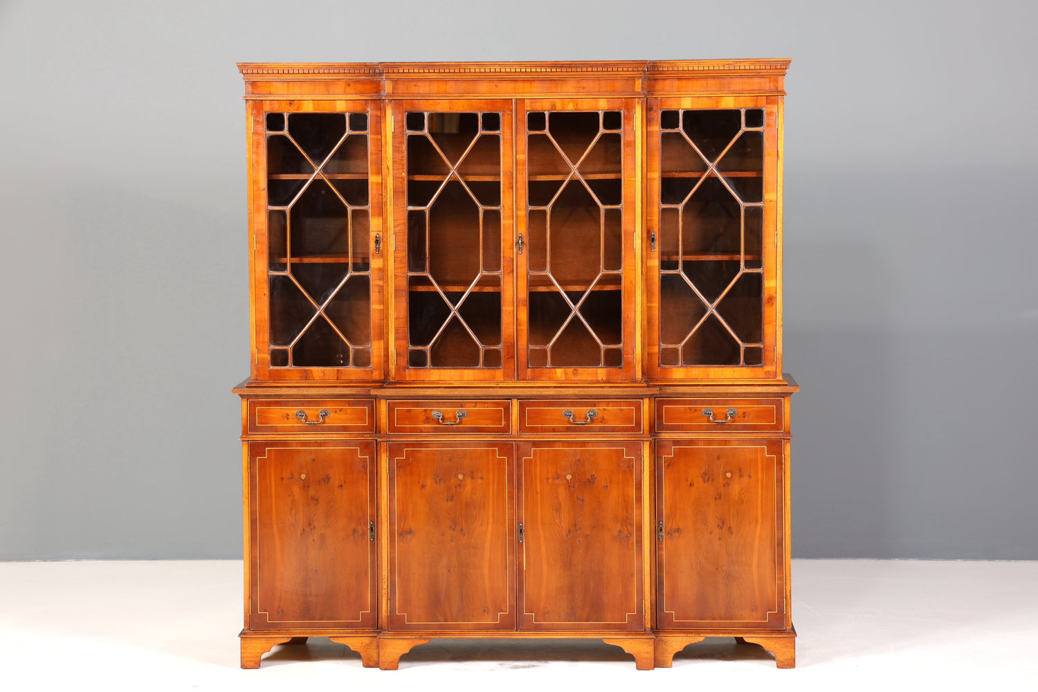 Wunderschöne Englische Vitrine Bibliothek Eibe Bücherschrank UK Buffet Schrank 60s Jahre