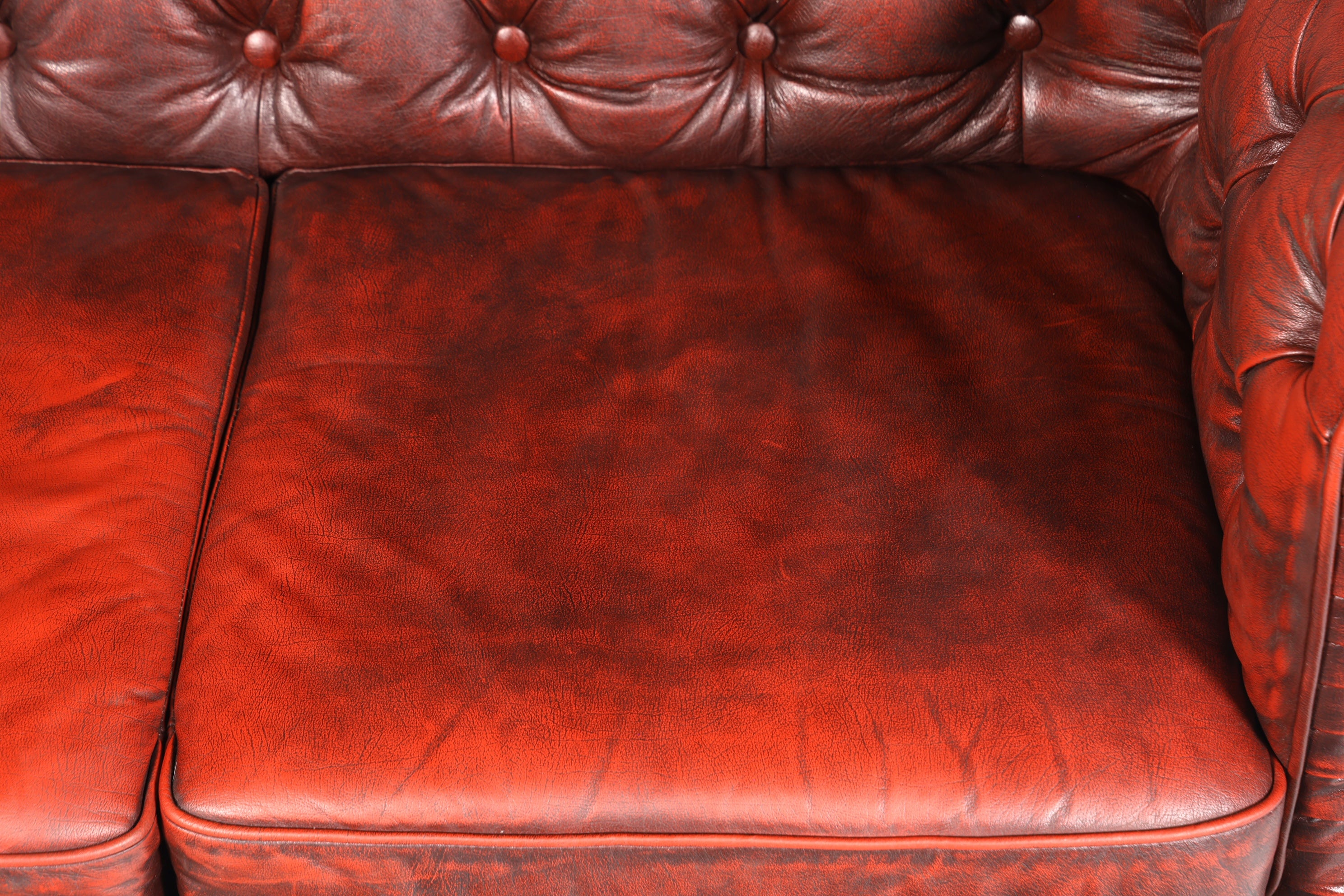 Wunderschönes Original Chesterfield 2er Sofa Englisch Oxblood Leder 2- Sitzer Couch