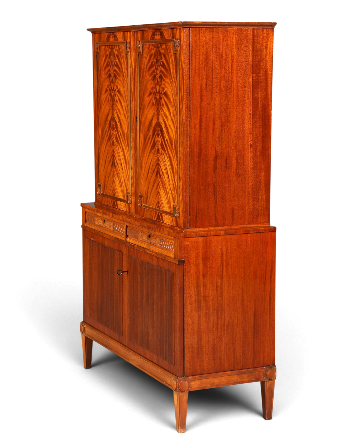 Hauptstadt Möblerei gustavian tarzı masif ahşap yüksek dolap, belirgin ahşap damarlı ve klasik detaylı vintage komodin.