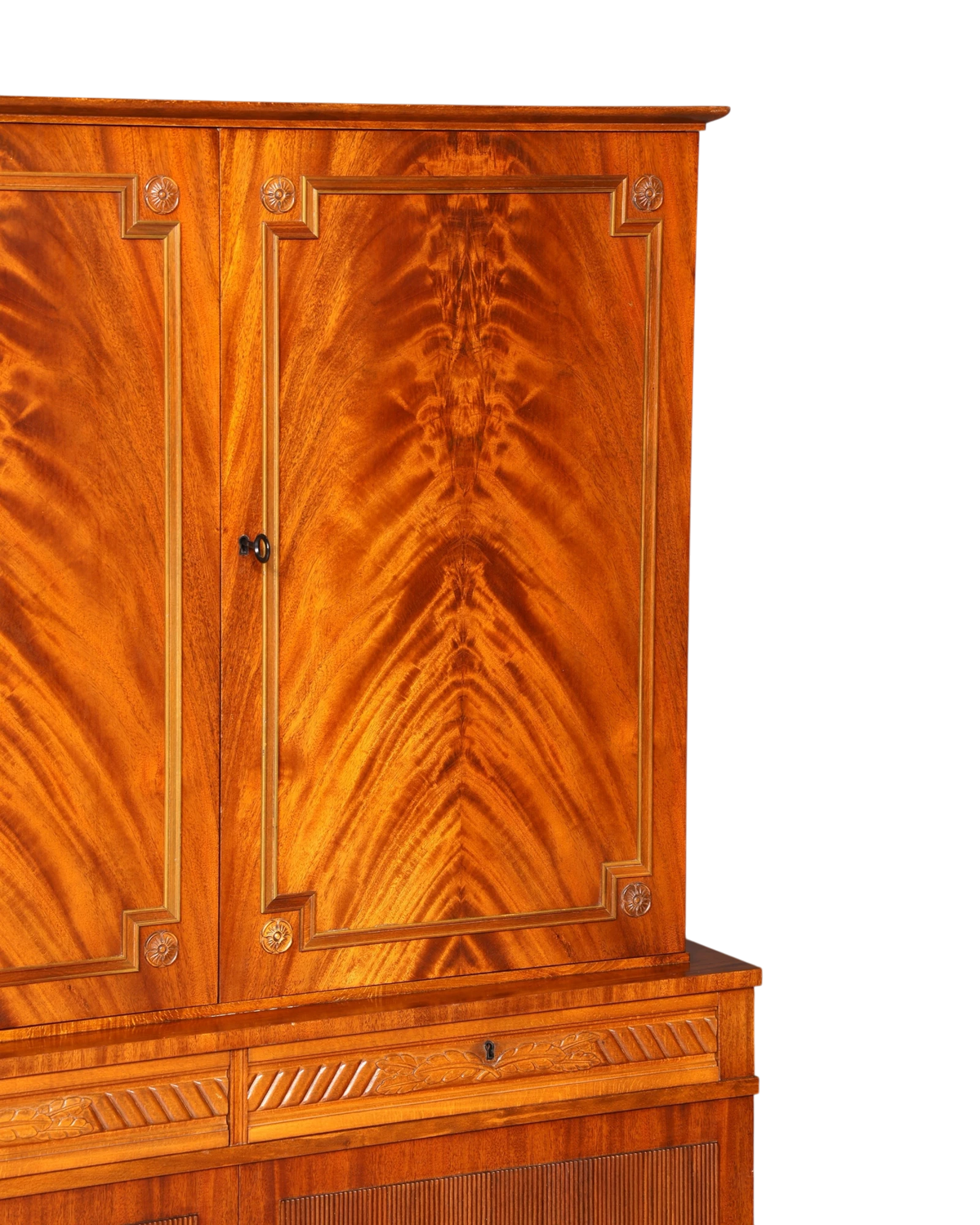 Hauptstadt Möblerei gustavian tarzı masif ahşap dolap, zengin ahşap damarlı ve klasik detaylı vintage yüksek dolap.
