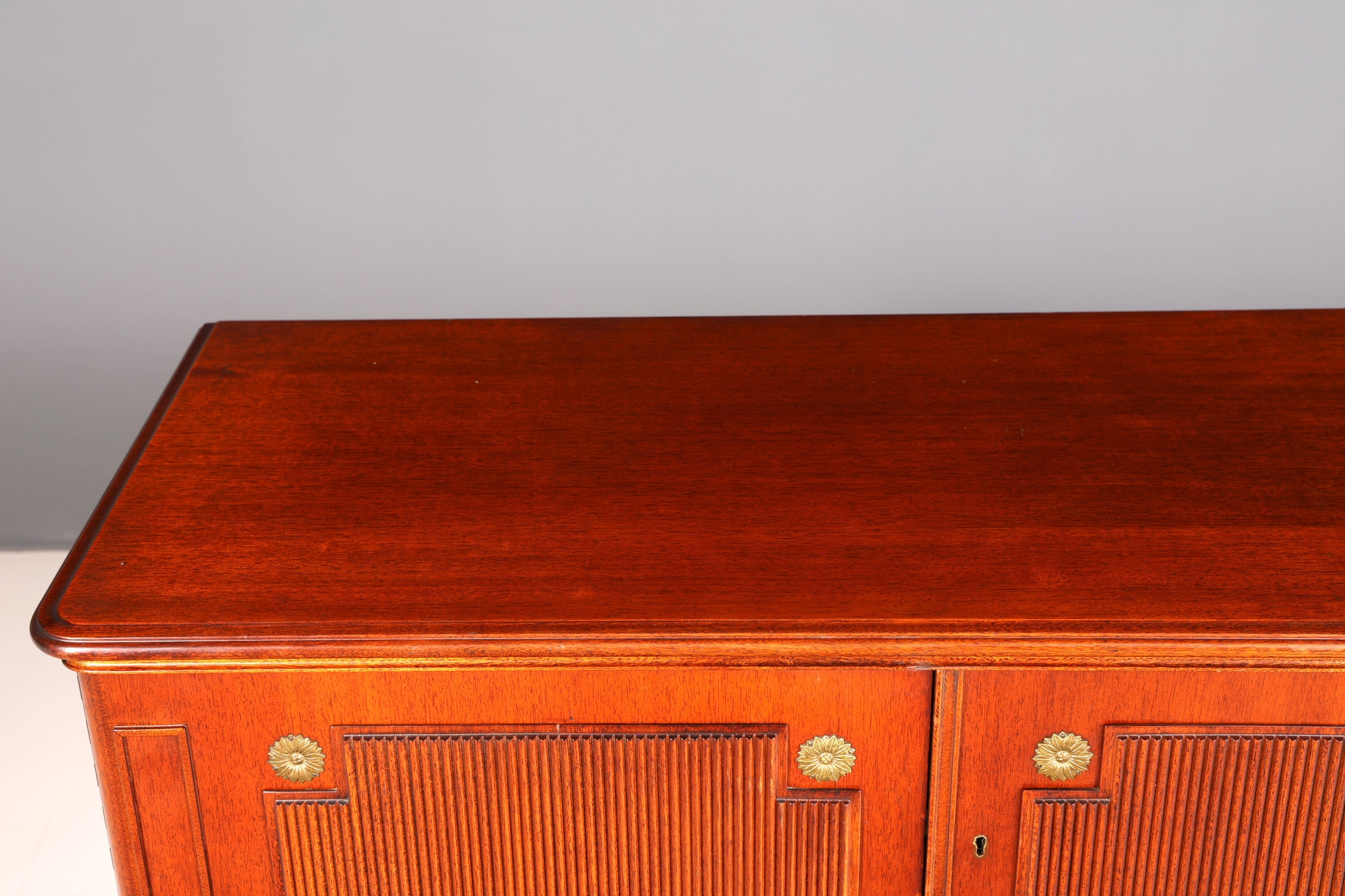 Wunderschöner Schrank im Gustavianischen Stil 60er Jahre Wäscheschrank Vertiko Mid Century Aktenschrank Kommode