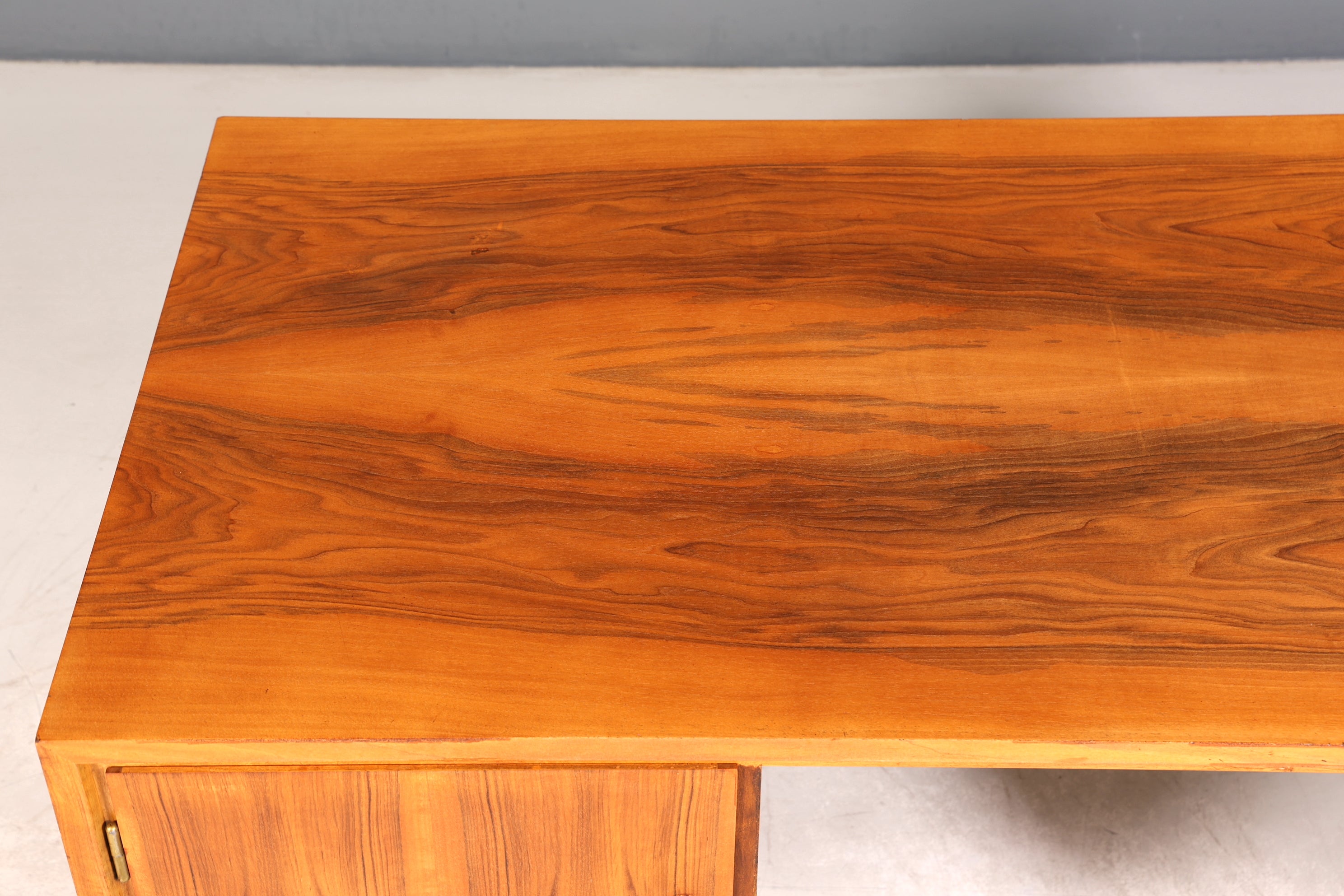 Wunderschöner Mid Century Schreibtisch Nussbaum Danish Design Bürotisch 60er Jahre Office Table Art Deco