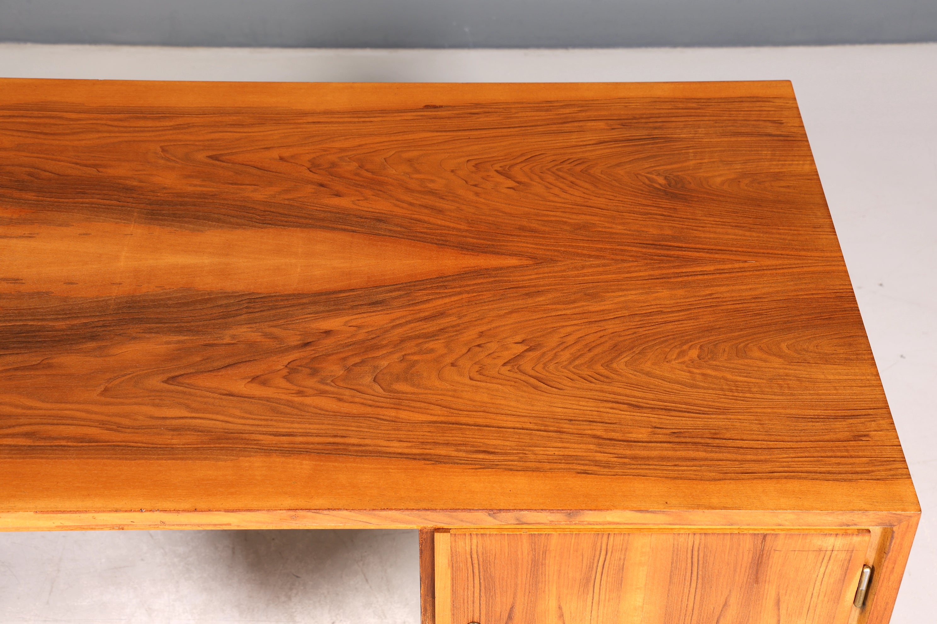 Wunderschöner Mid Century Schreibtisch Nussbaum Danish Design Bürotisch 60er Jahre Office Table Art Deco