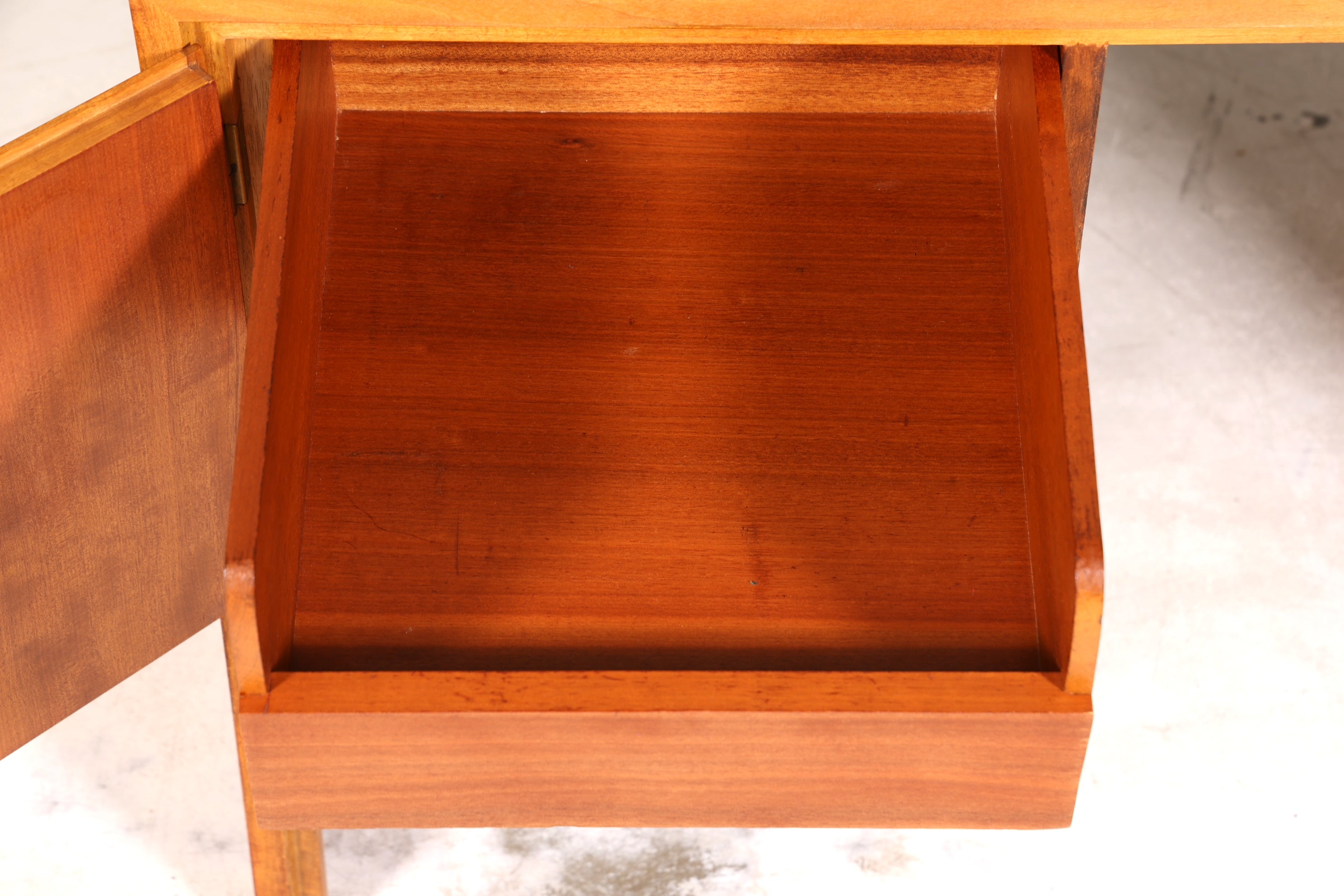 Wunderschöner Mid Century Schreibtisch Nussbaum Danish Design Bürotisch 60er Jahre Office Table Art Deco