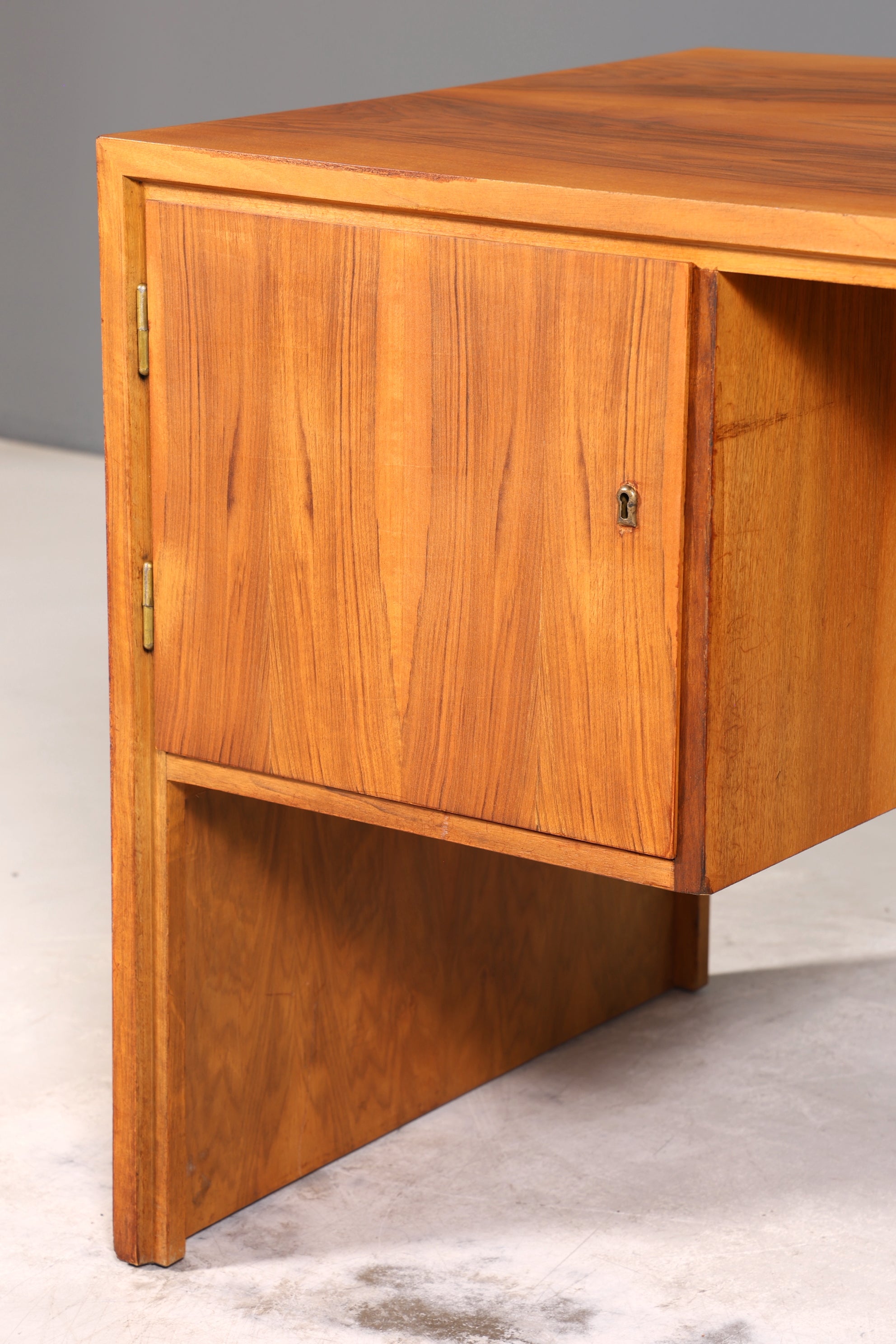 Wunderschöner Mid Century Schreibtisch Nussbaum Danish Design Bürotisch 60er Jahre Office Table Art Deco