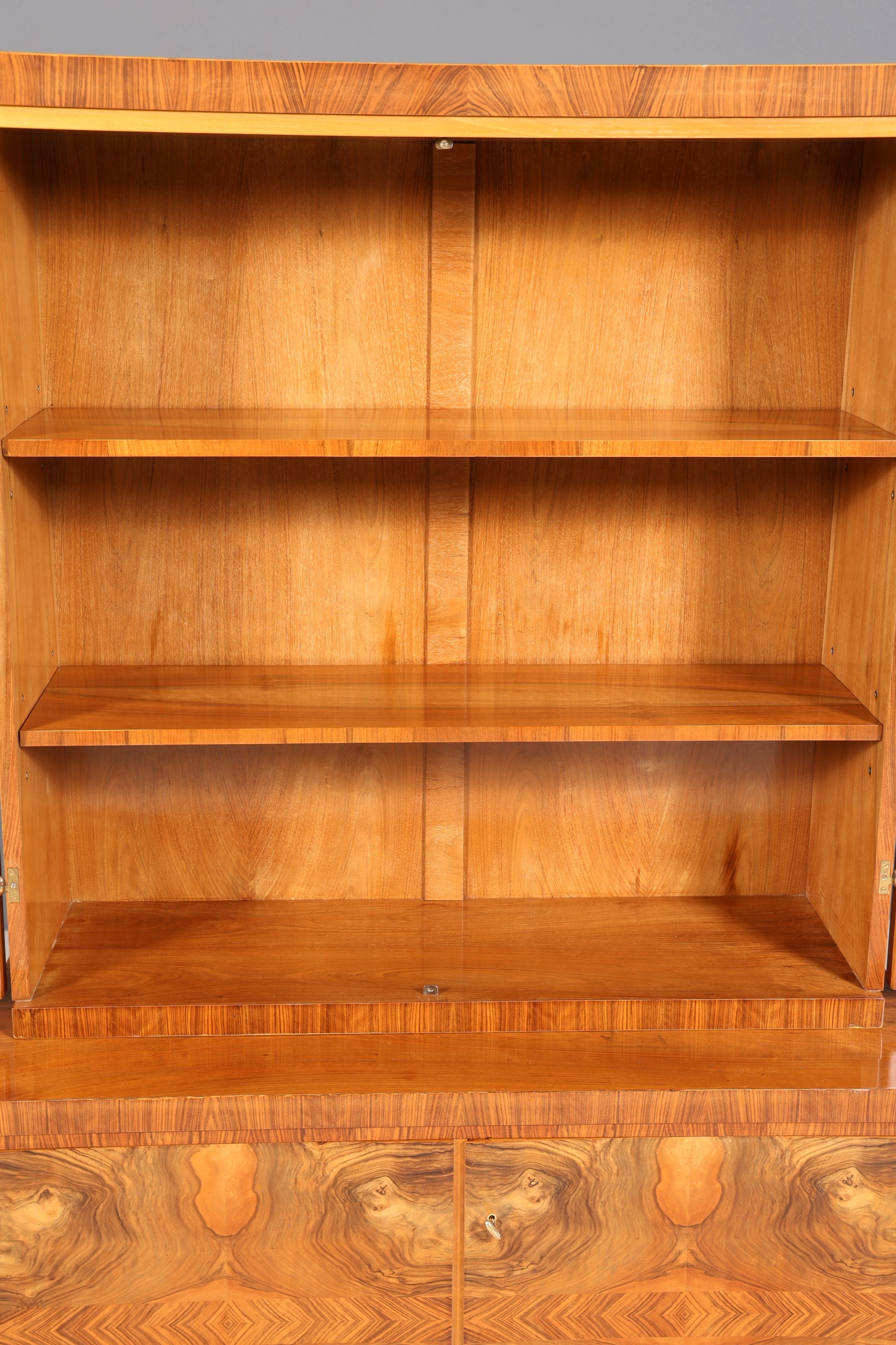 Wunderschöne Art Deco Vitrine Nussbaum Vitrine massiv Holz Antik Schrank Geschirrschrank 1 von 2