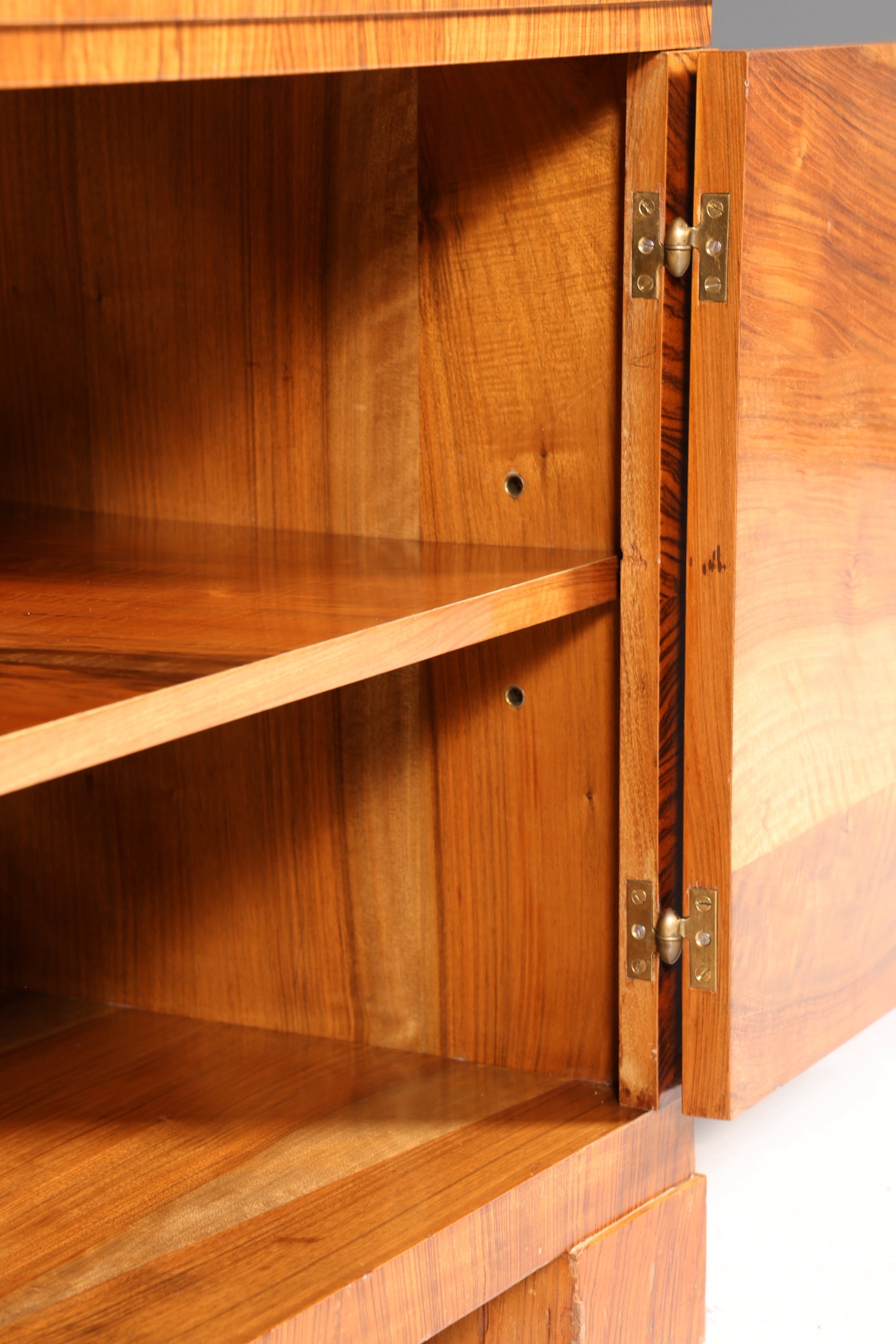 Wunderschöne Art Deco Vitrine Nussbaum Vitrine massiv Holz Antik Schrank Geschirrschrank 1 von 2