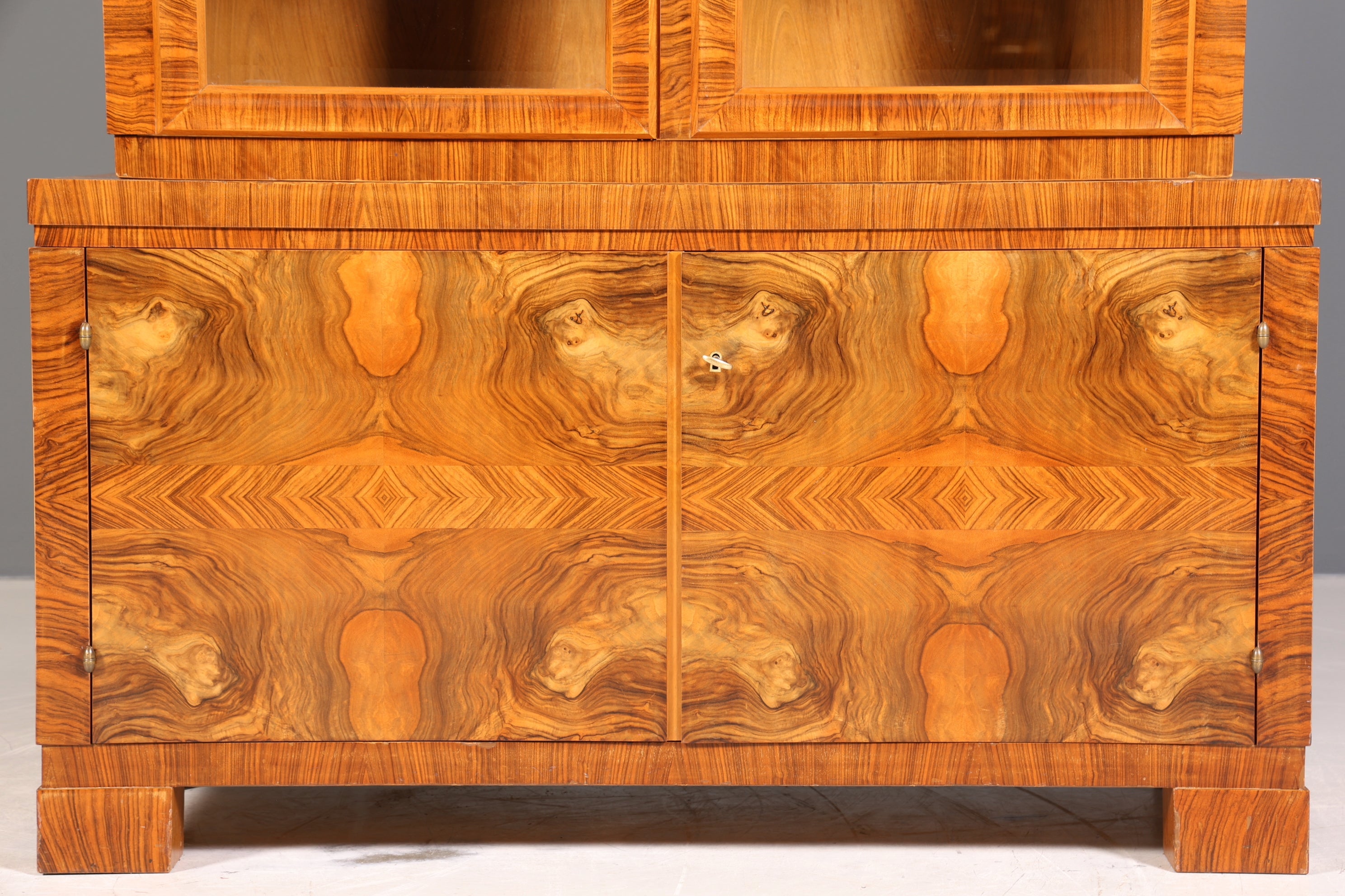 Wunderschöne Art Deco Vitrine Nussbaum Vitrine massiv Holz Antik Schrank Geschirrschrank 1 von 2