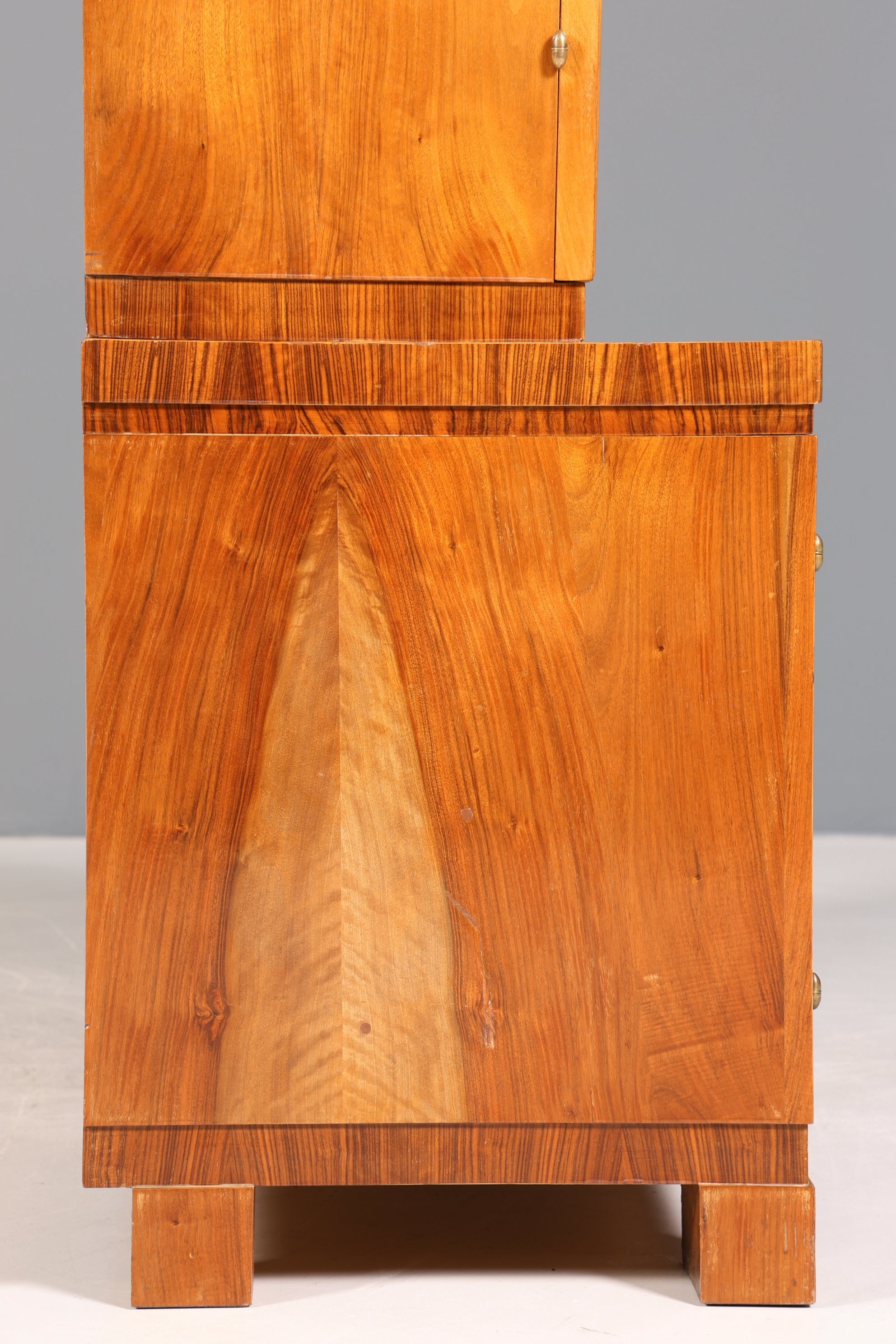 Wunderschöne Art Deco Vitrine Nussbaum Vitrine massiv Holz Antik Schrank Geschirrschrank 1 von 2
