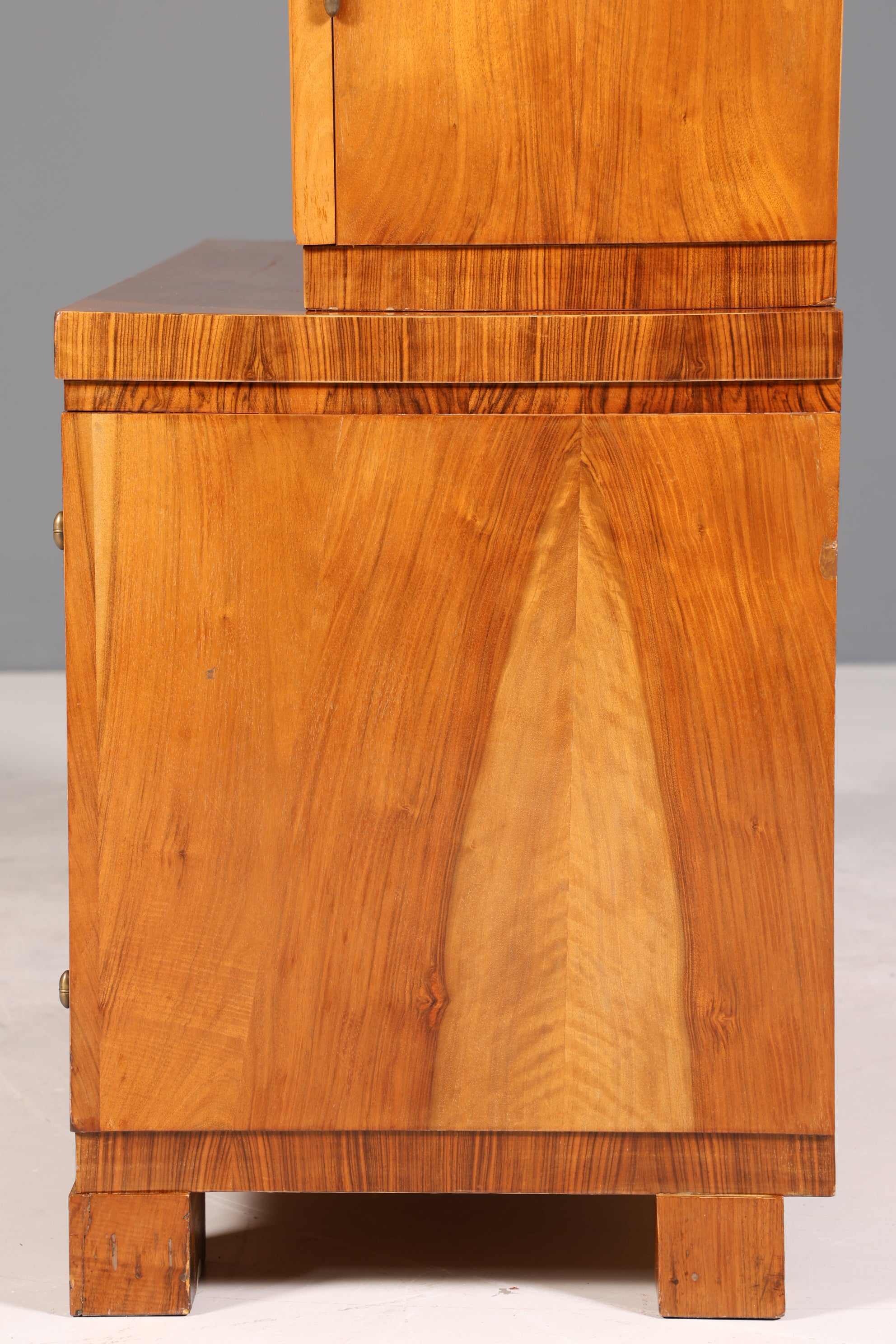 Wunderschöne Art Deco Vitrine Nussbaum Vitrine massiv Holz Antik Schrank Geschirrschrank 1 von 2