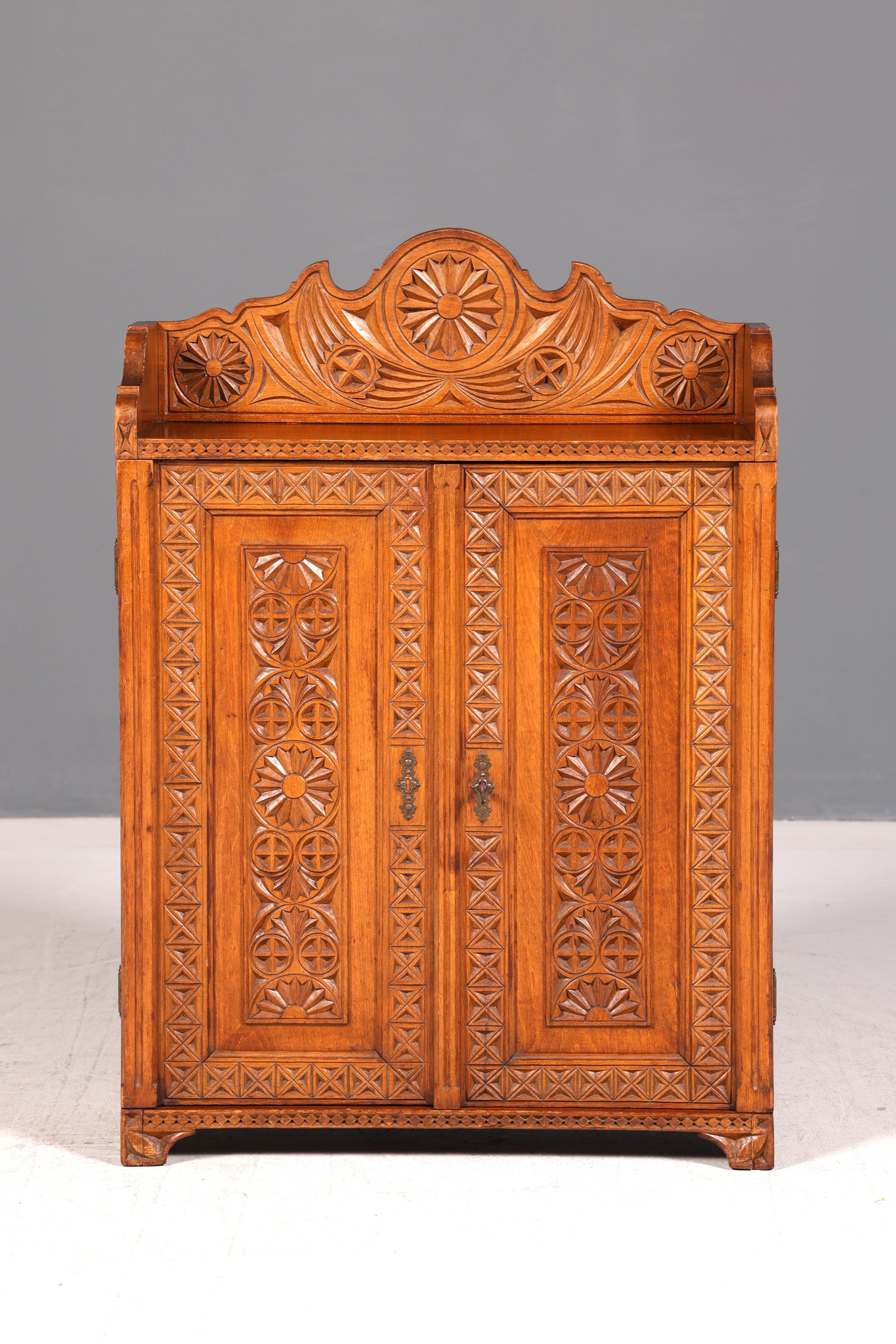 Traumhafter Antiker Schrank um 1900 Schnitzereien Massiv Holz Schränkchen Bauernschrank Vertiko Beistellschrank